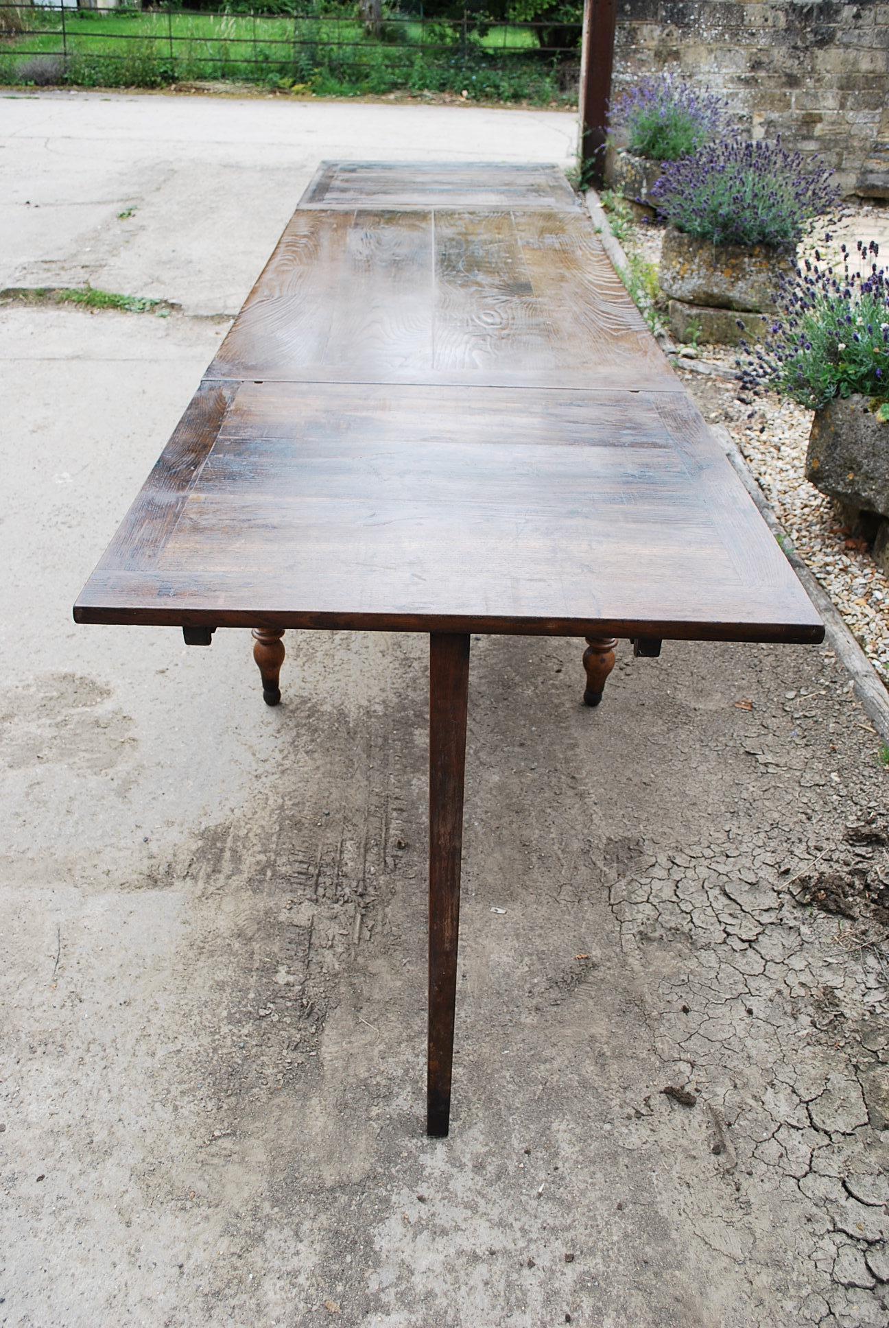 Extending French Farmhouse Dining Kitchen Table In Good Condition For Sale In Winchcombe, Gloucesteshire
