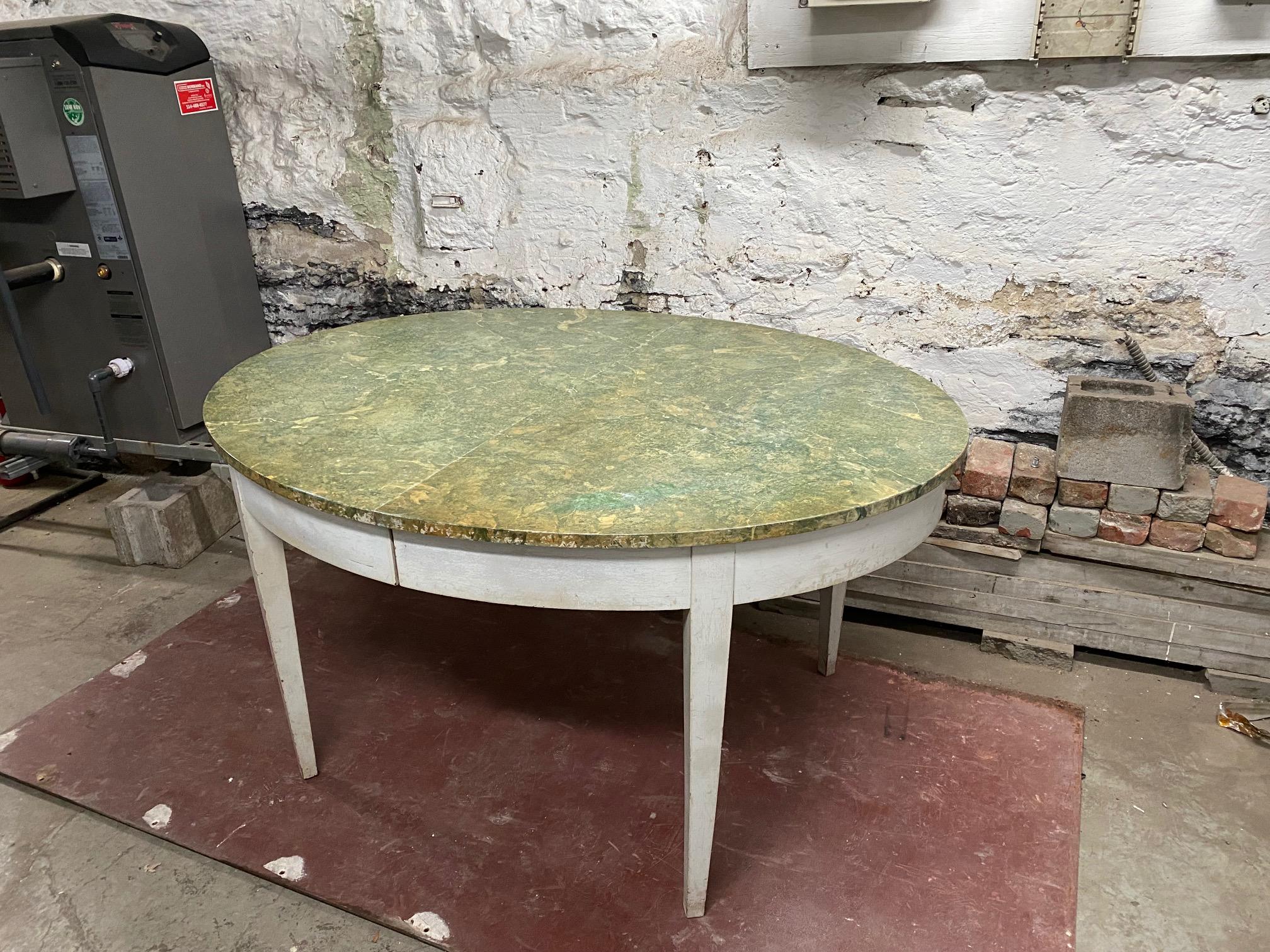 Extending Gustavian Style Painted Wood Dining Table In Good Condition For Sale In Montreal, QC
