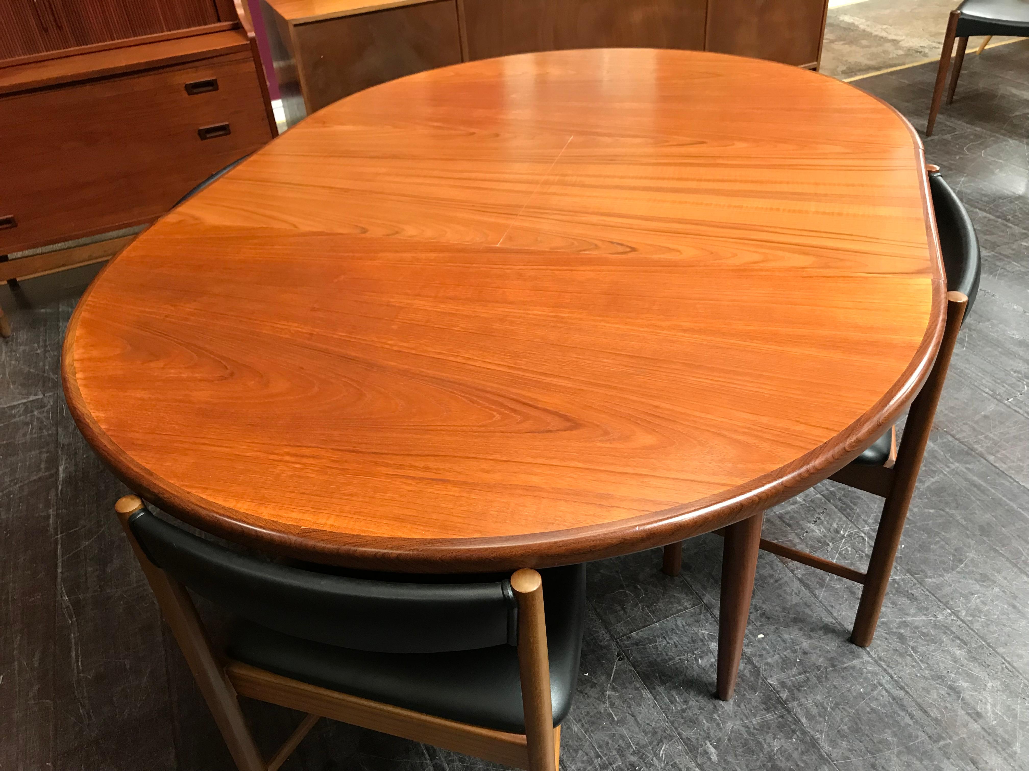 Extending Midcentury G Plan Teak Dining Table with 4 Chairs in Black Vinyl For Sale 6