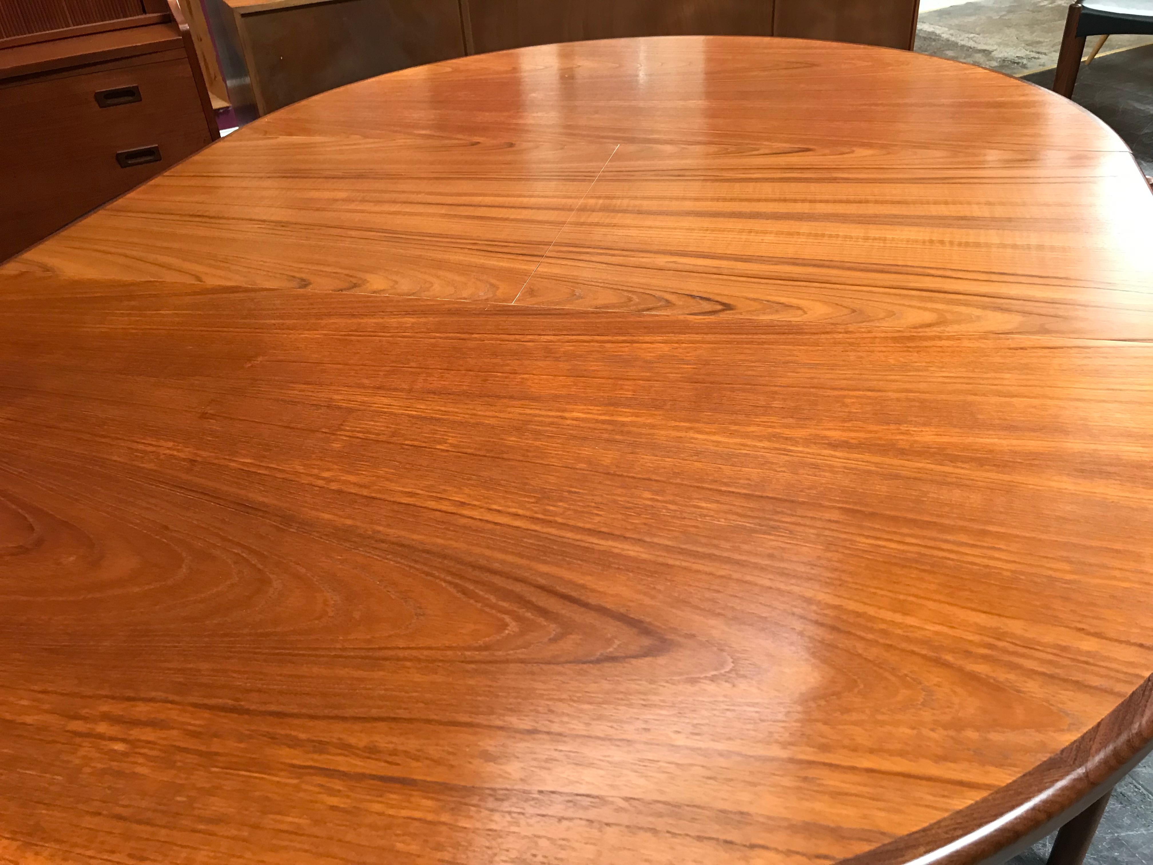 Extending Midcentury G Plan Teak Dining Table with 4 Chairs in Black Vinyl For Sale 7