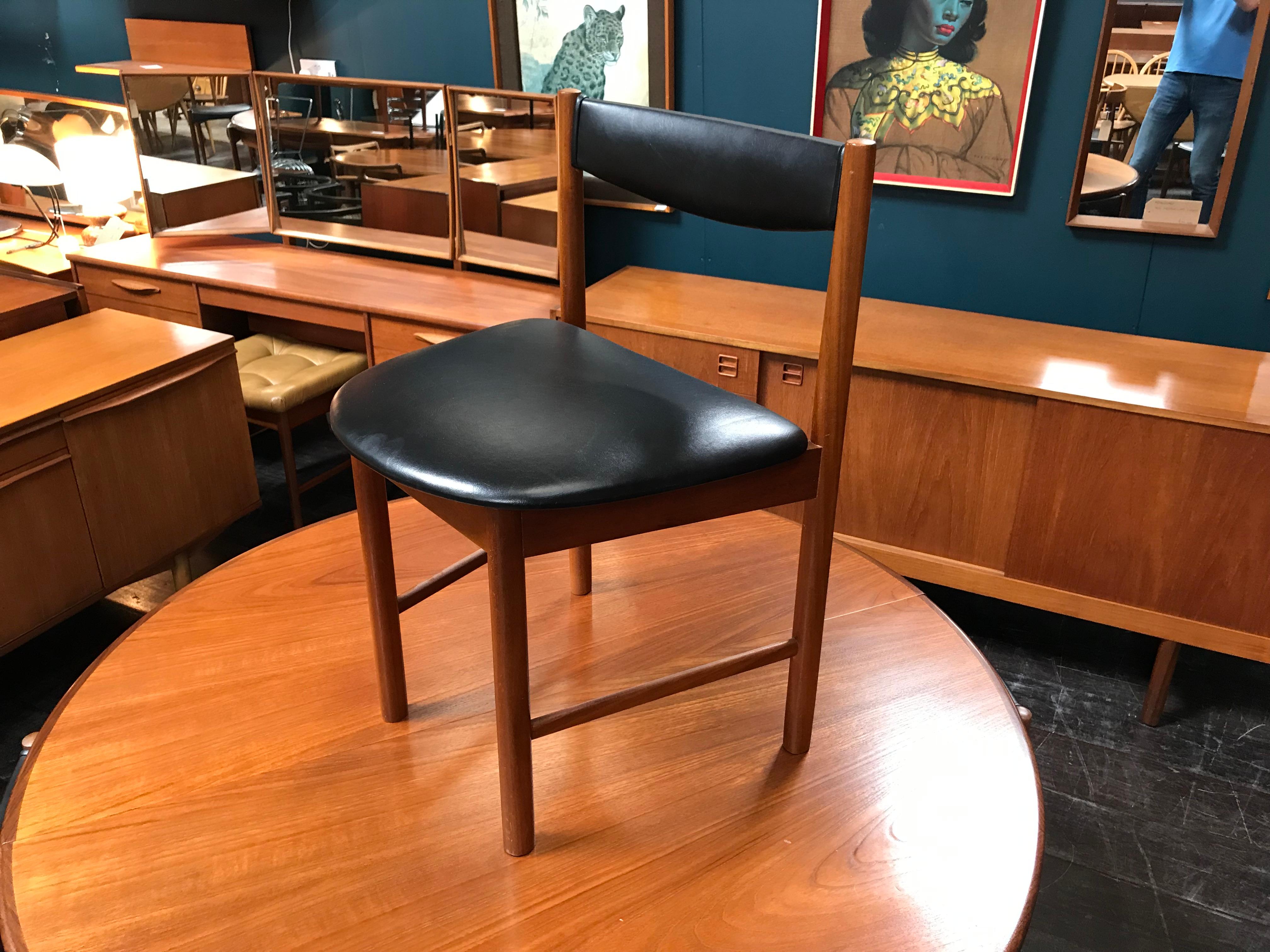 Extending Midcentury G Plan Teak Dining Table with 4 Chairs in Black Vinyl For Sale 1