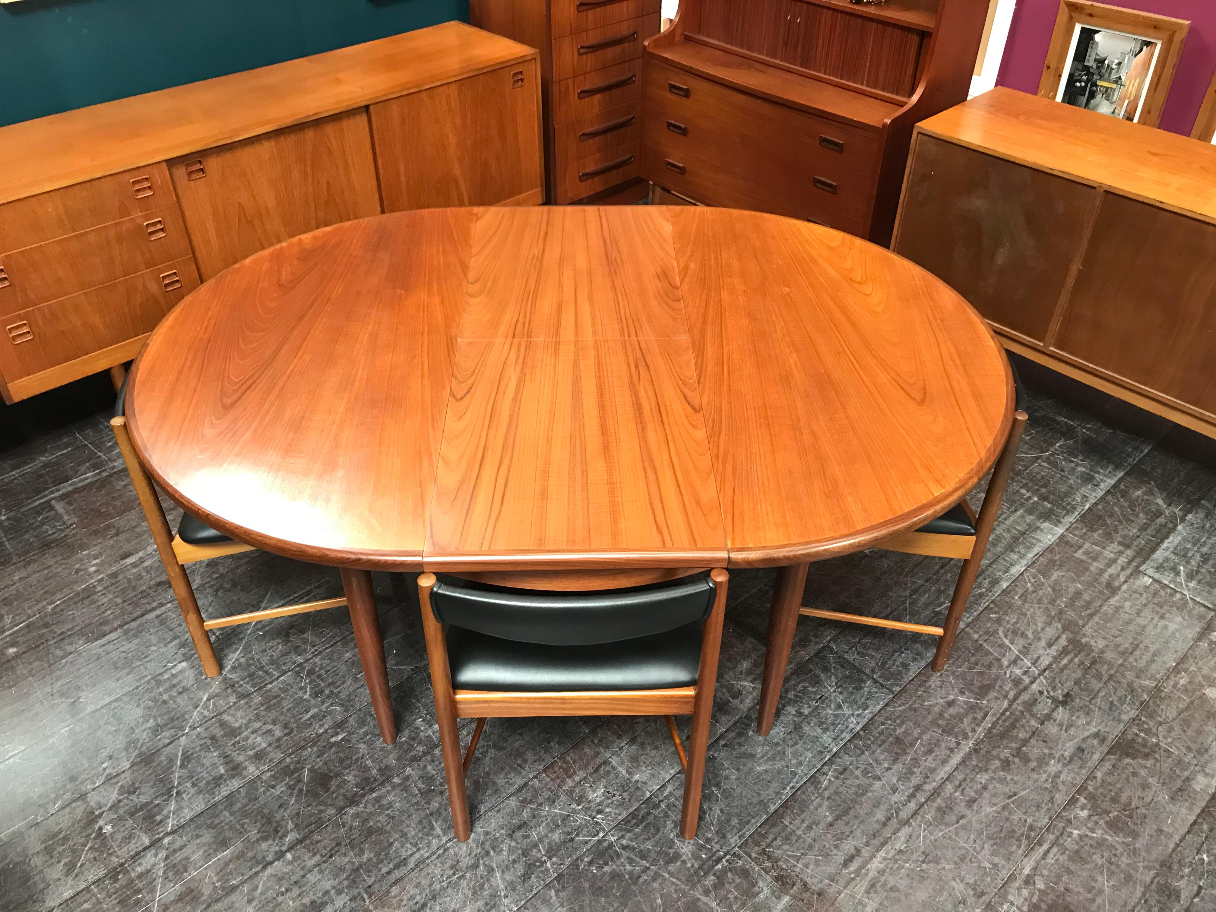 Extending Midcentury G Plan Teak Dining Table with 4 Chairs in Black Vinyl For Sale 2