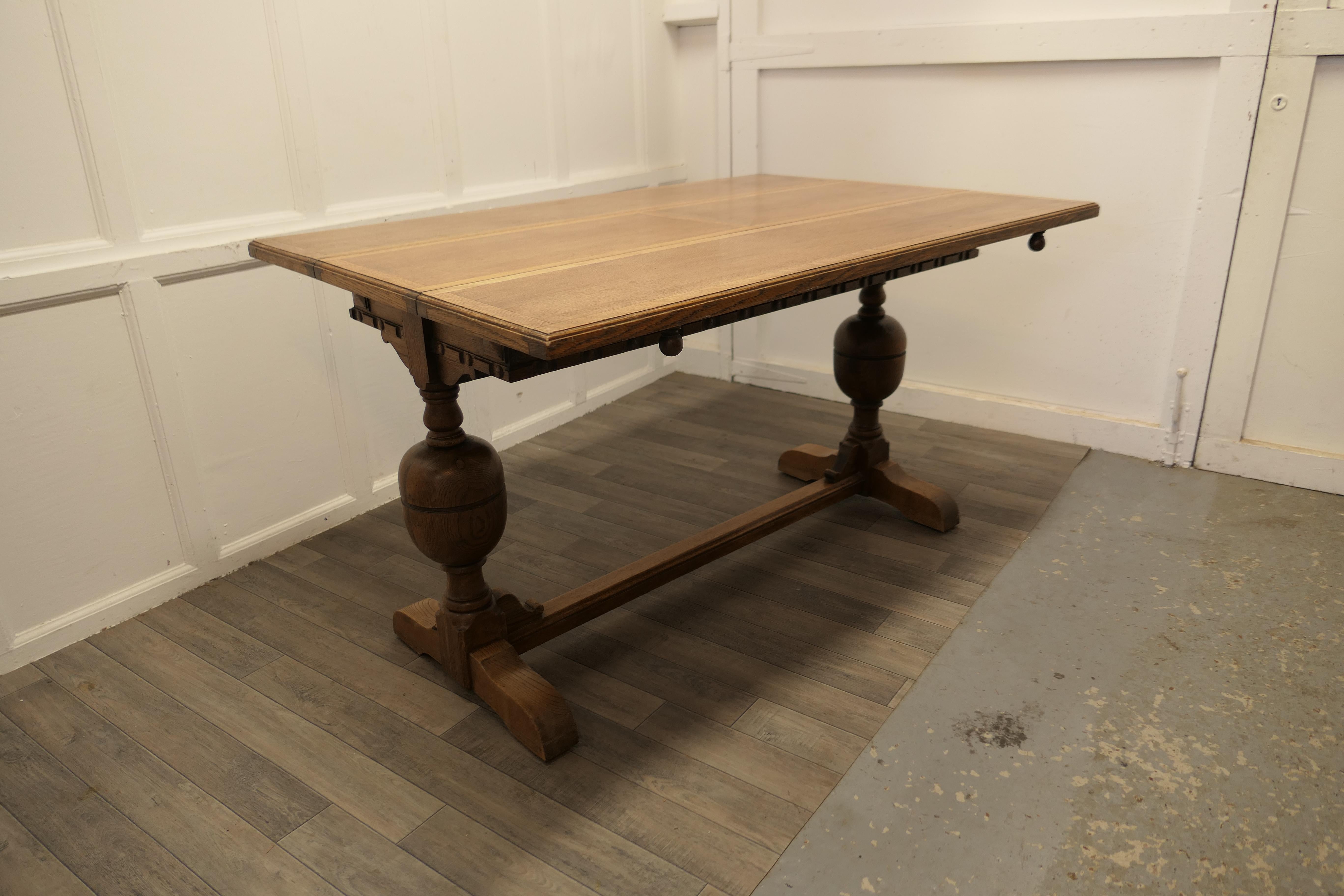 Extending Oak Refectory Dining Table  In Good Condition For Sale In Chillerton, Isle of Wight