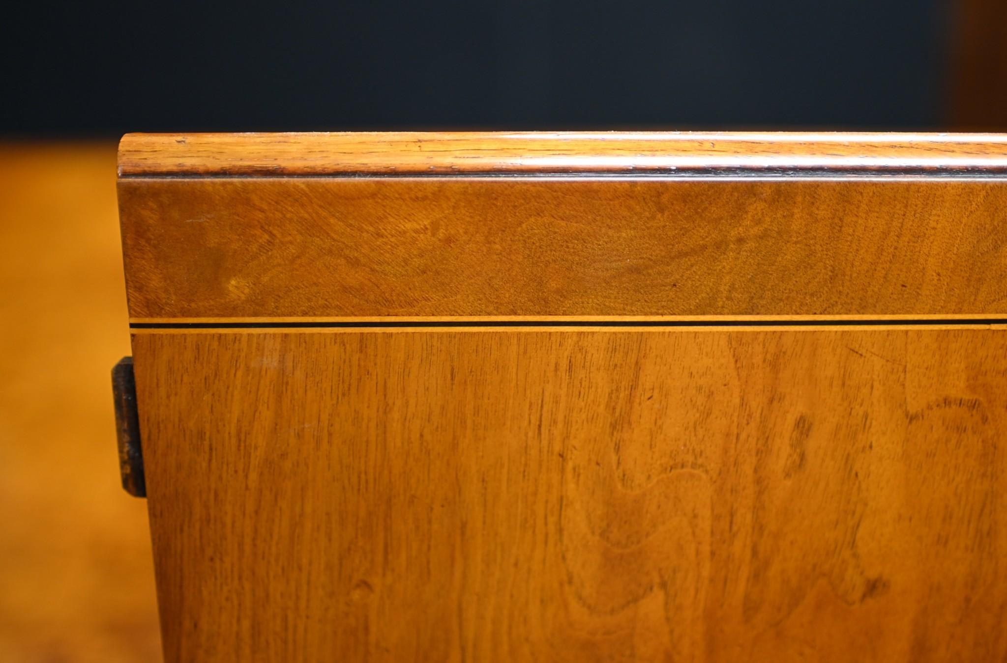 Un tavolo da pranzo Regency inglese assolutamente straordinario che può ospitare dieci persone
Realizzato su misura e a mano con il miglior legno di noce, misura quasi 14 piedi quando è completamente esteso.
Realizzato a mano in Inghilterra secondo
