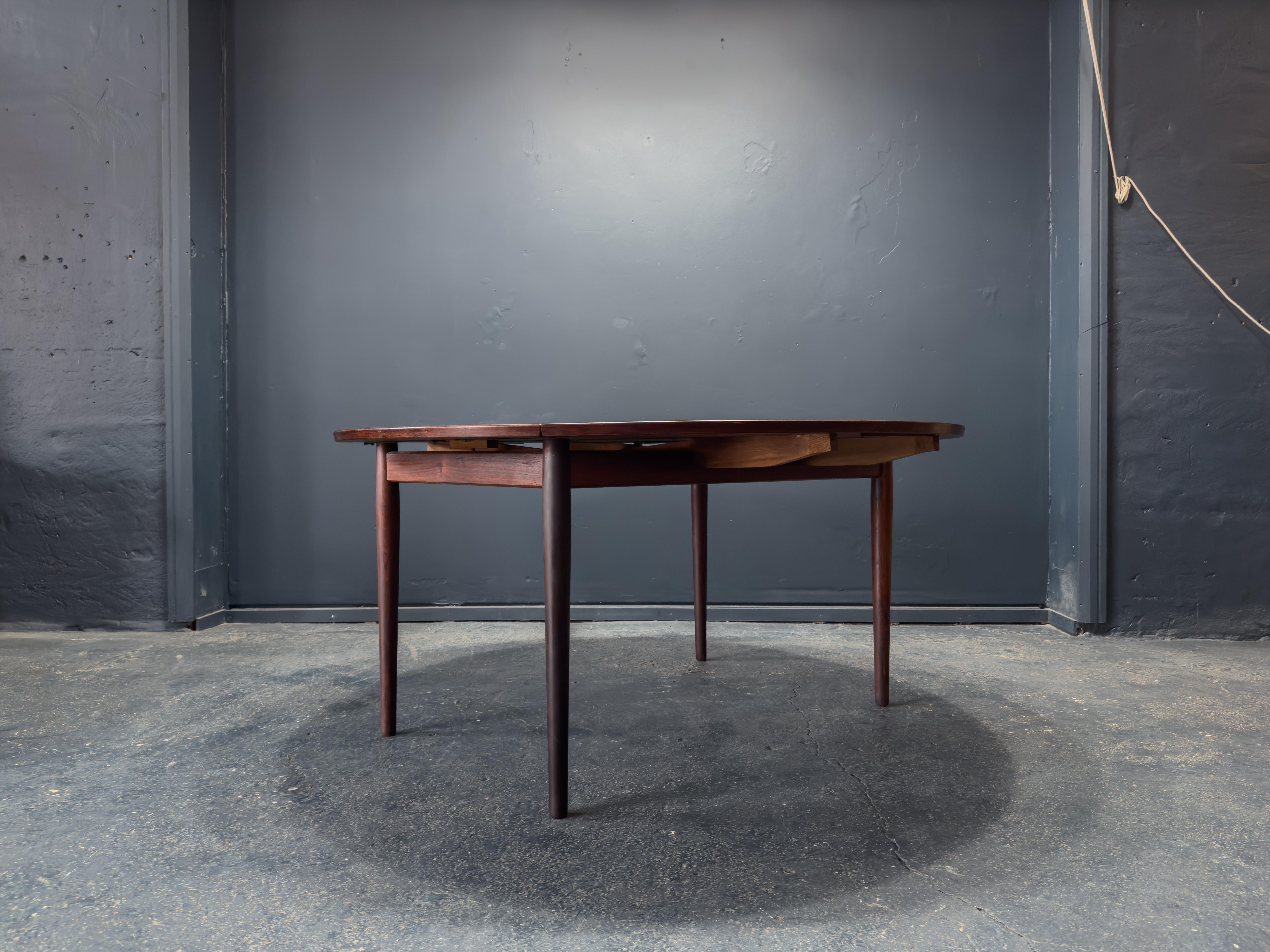 Mesa de comedor redonda extensible en Bueno estado para la venta en London, GB