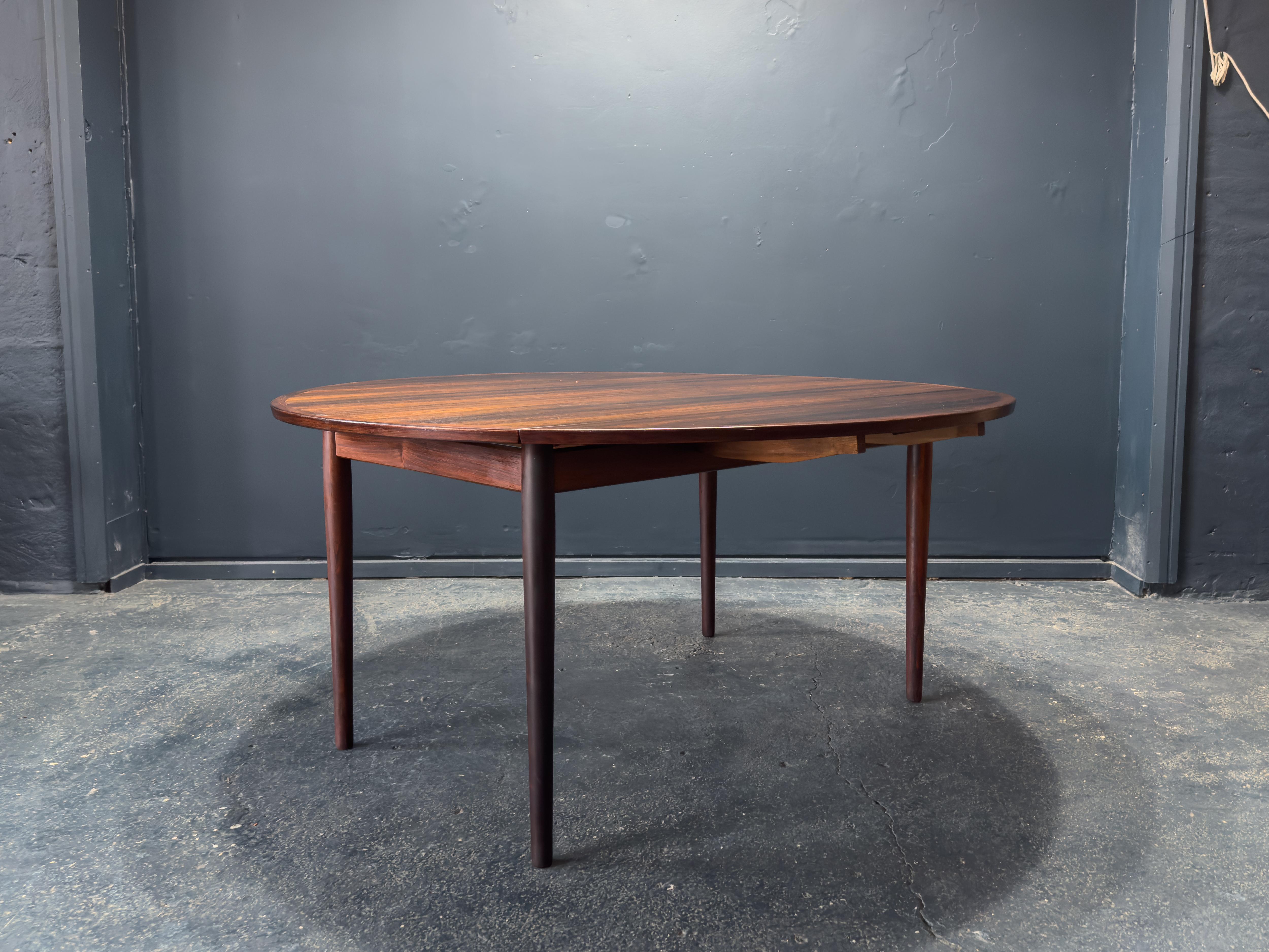 Mesa de comedor redonda extensible siglo XX en venta