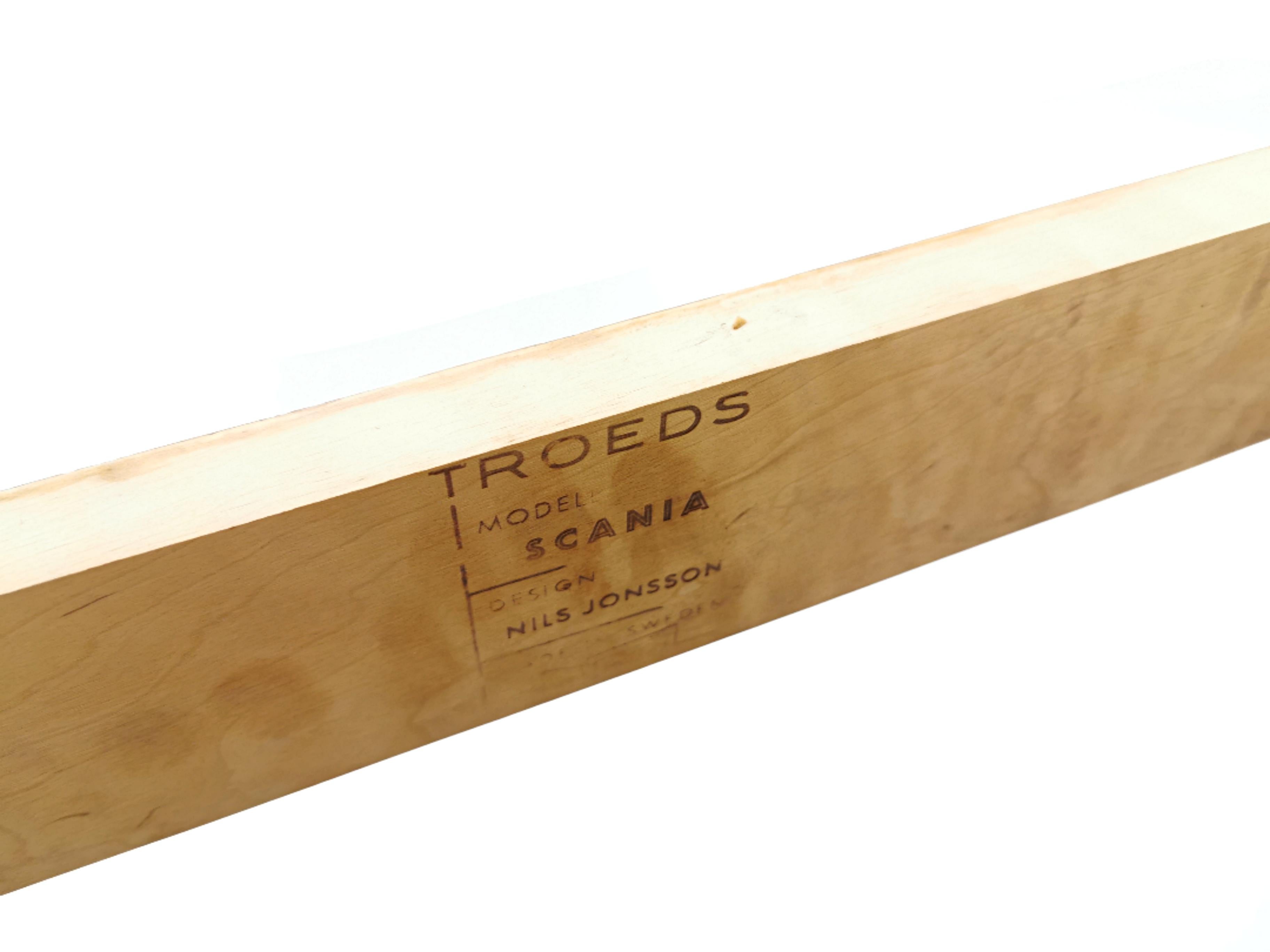 troeds dining table