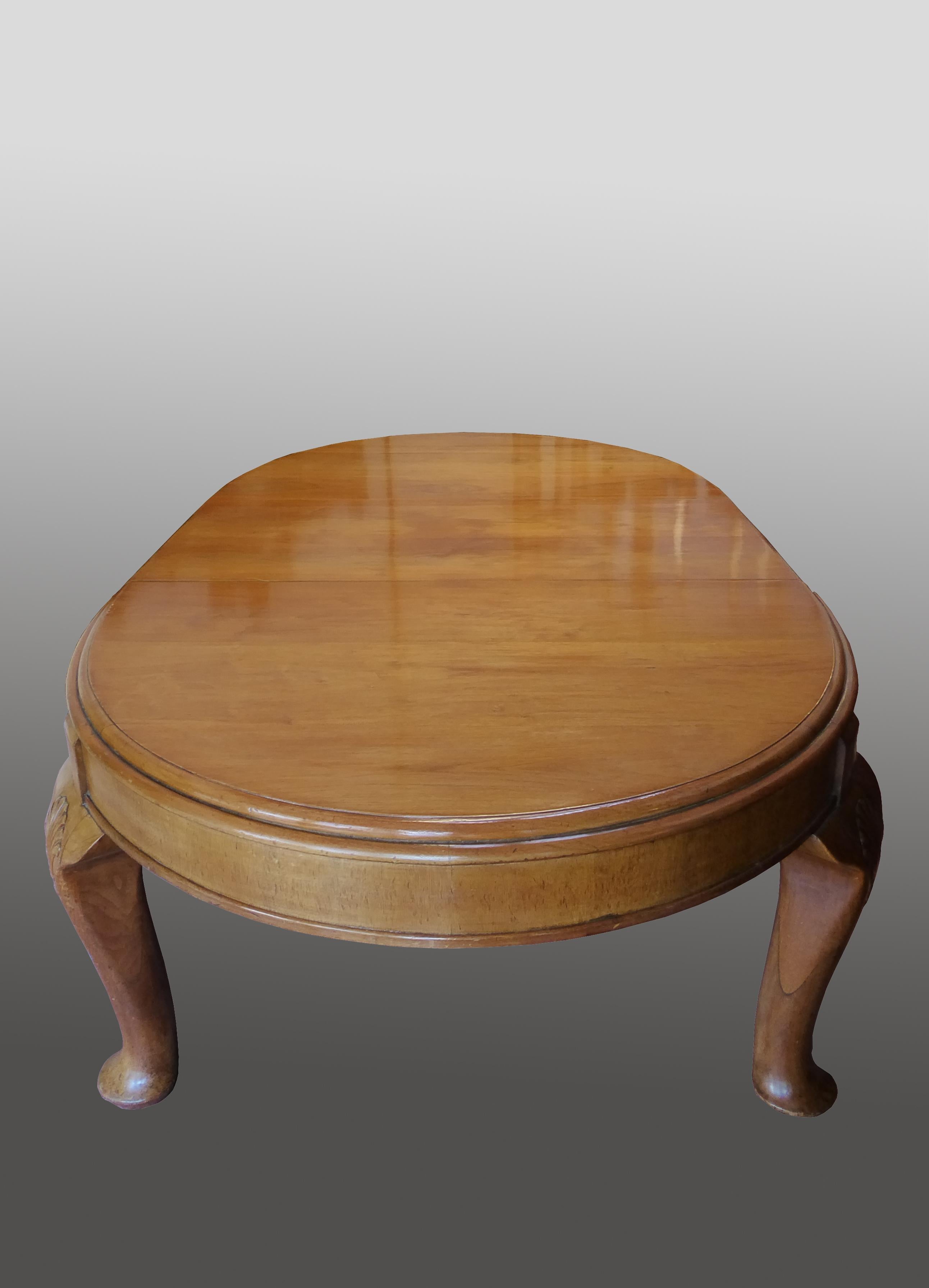 Extending Solid Walnut Dining Table In Good Condition For Sale In Glencarse, Perthshire