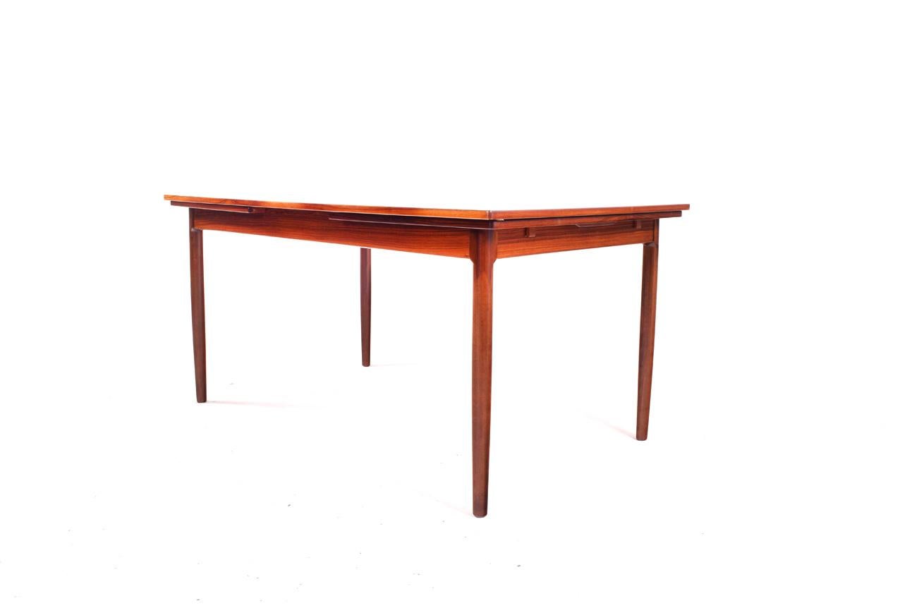 Extending table, Niels O. Møller, J.L. Mollers, 1960 J.L. The extending table is a beautiful model with sober lines in its most precious rosewood version. The extension system is integrated into the table, practical and very easy to use. With two 54