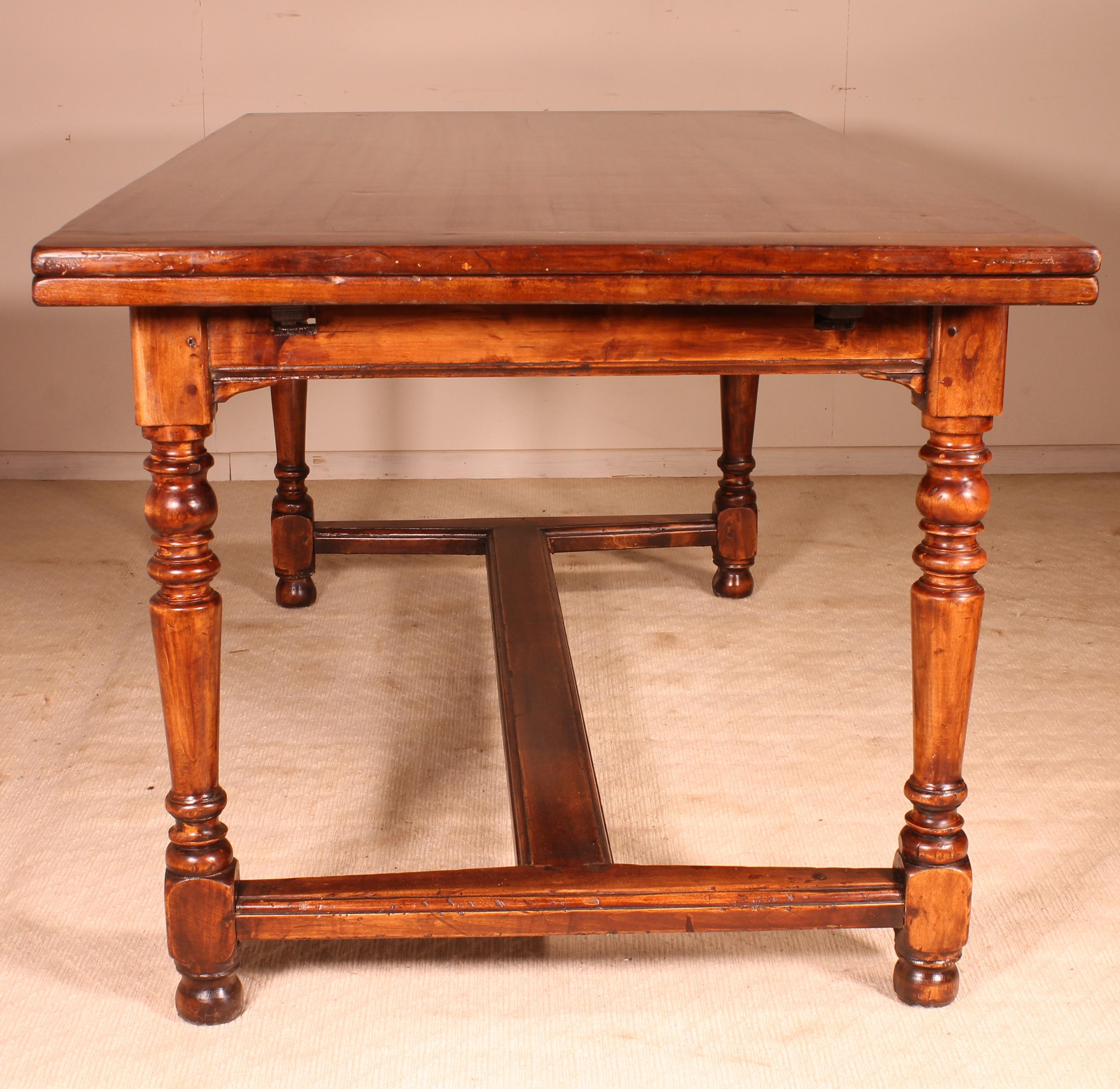 Extending Table with Turned Feets, 19th Century, France In Good Condition In Brussels, Brussels