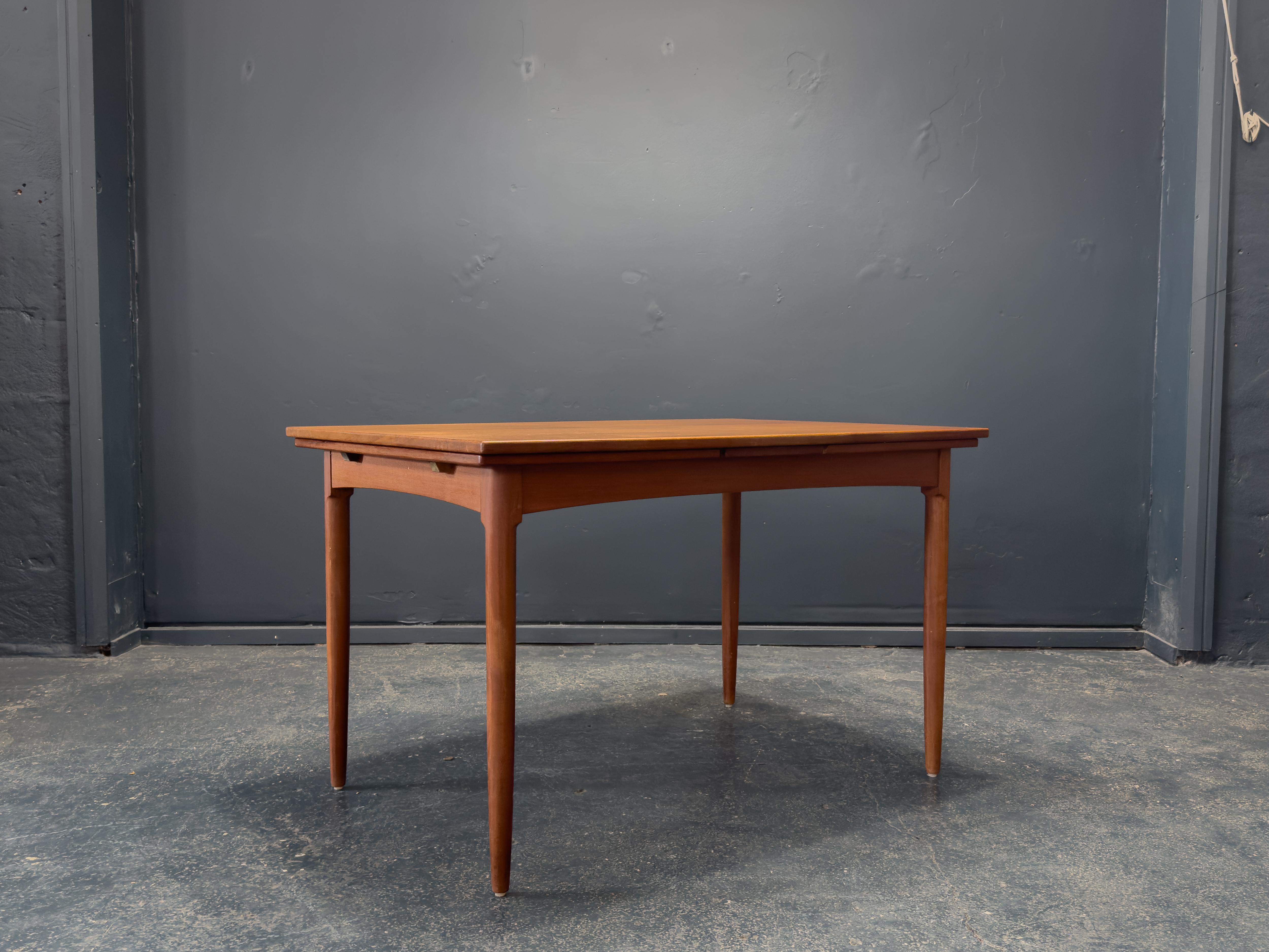 Mid-Century Modern Table à manger extensible en teck en vente