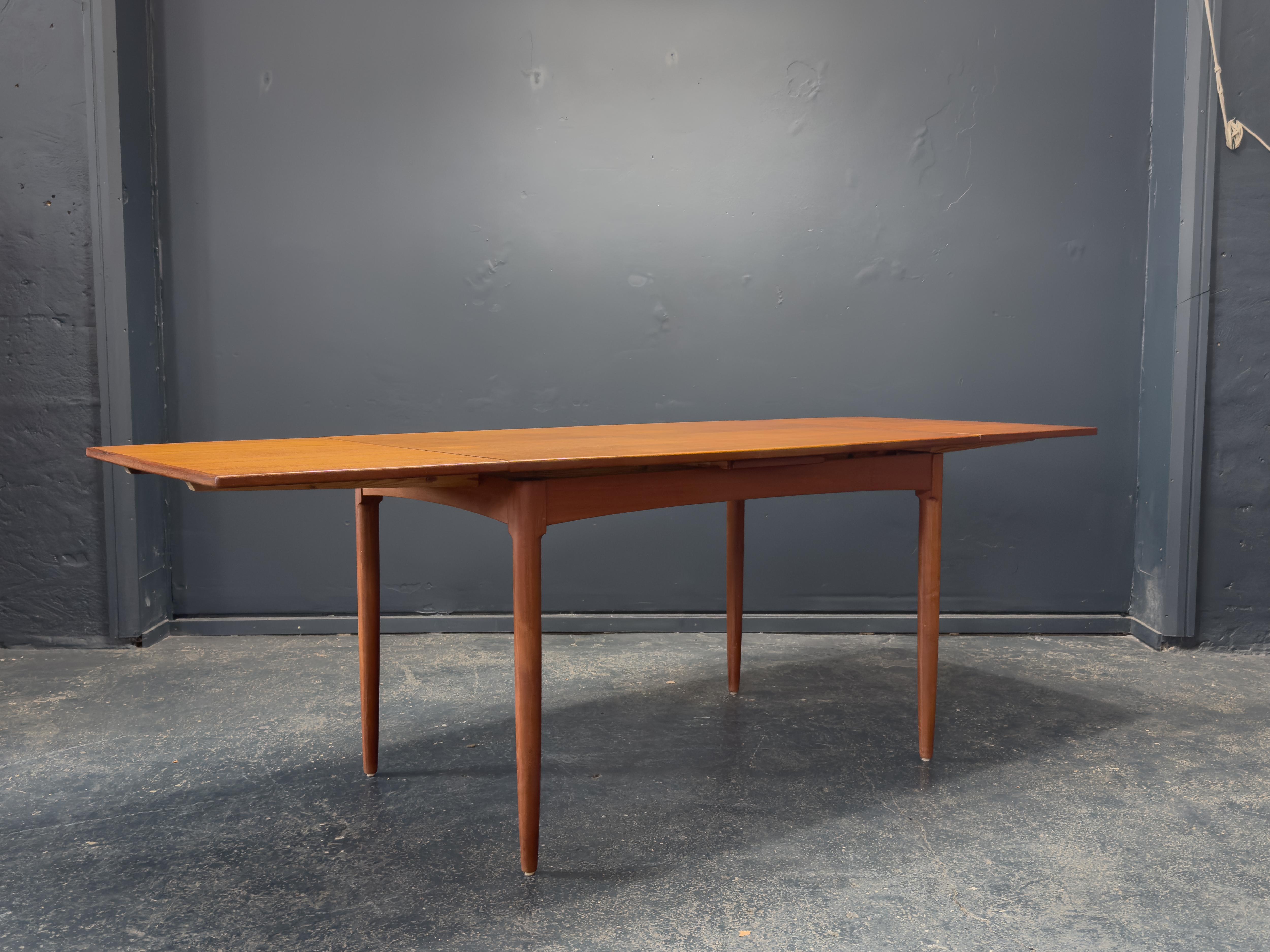 Table à manger extensible en teck Bon état - En vente à London, GB