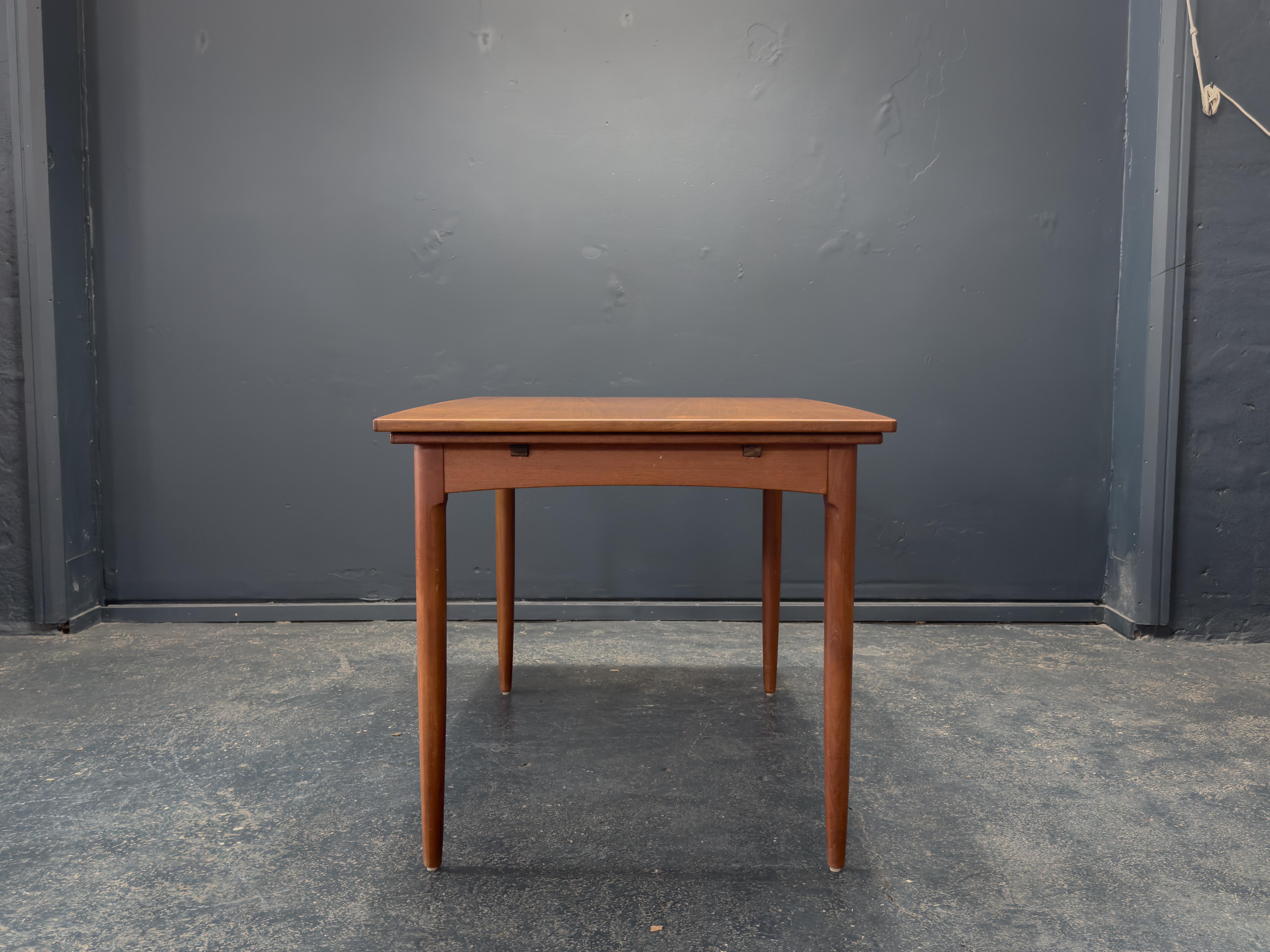 20ième siècle Table à manger extensible en teck en vente