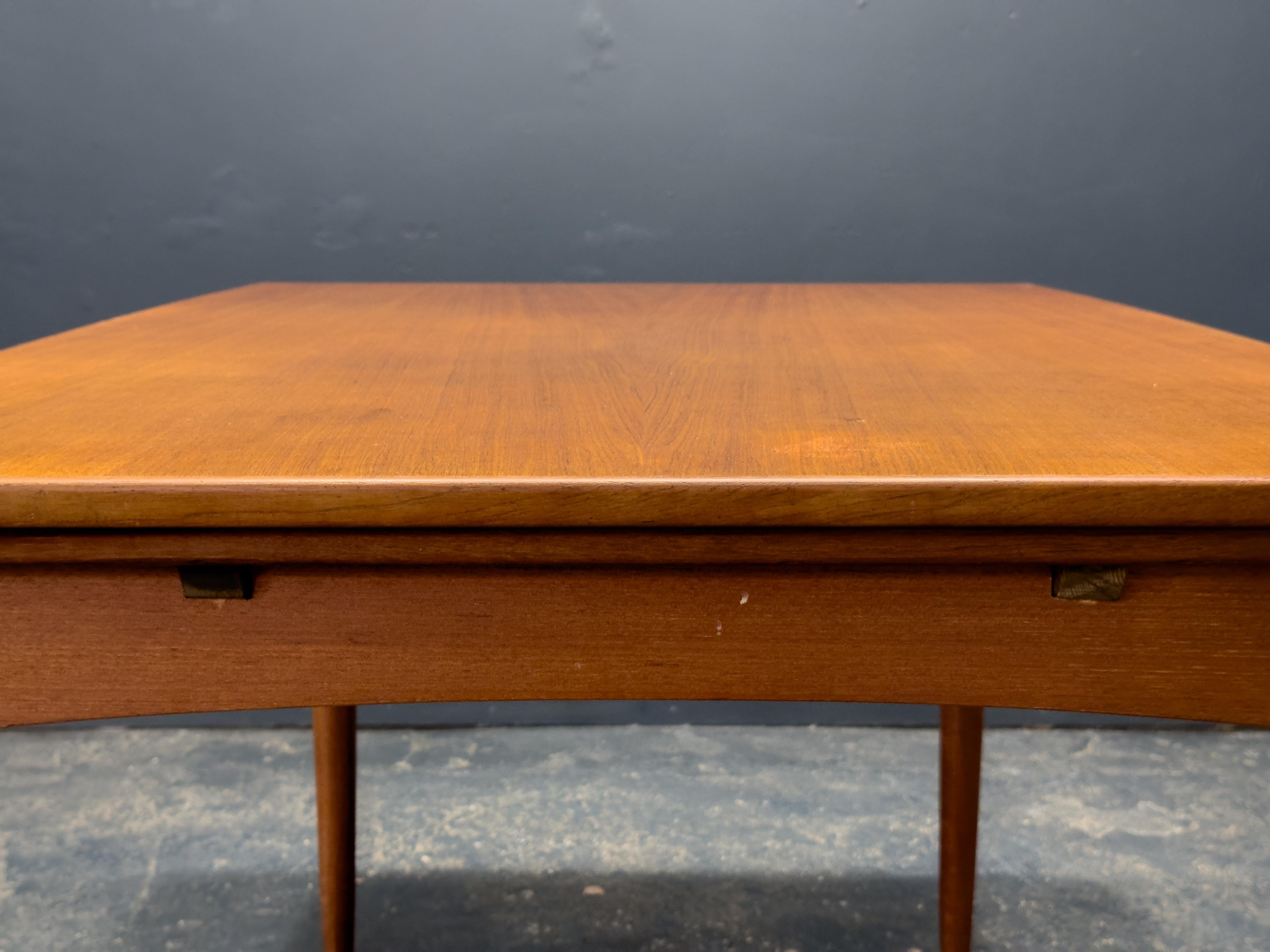 Teck Table à manger extensible en teck en vente