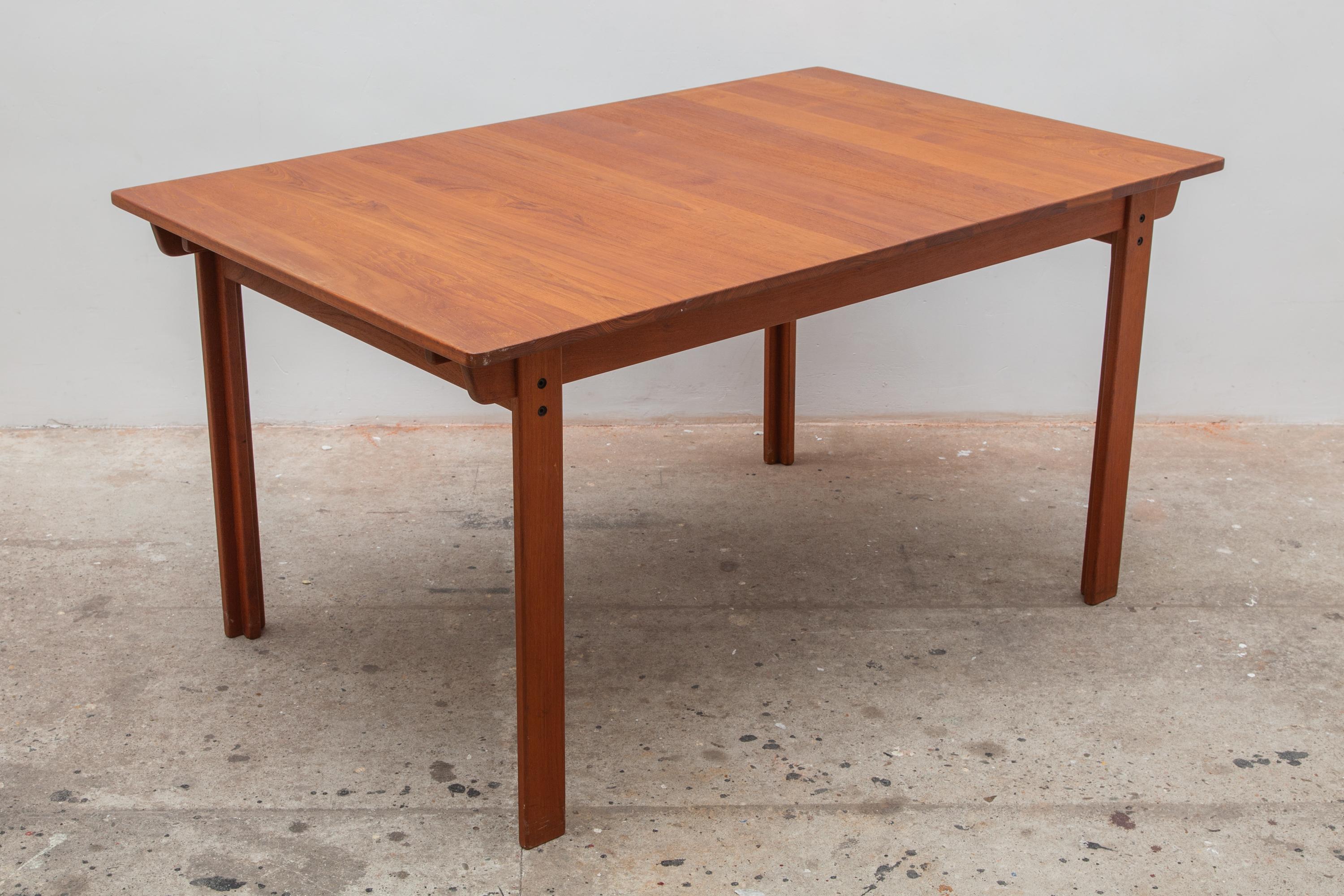 Vintage midcentury dining table made of solid teak in excellent condition.
Can be easily extended with a leaf on each side.

Dimension table: 90 W x 72.5 H x 141 D cm,2 leafs: 90 W x 50 D cm.Total length 241 cm.