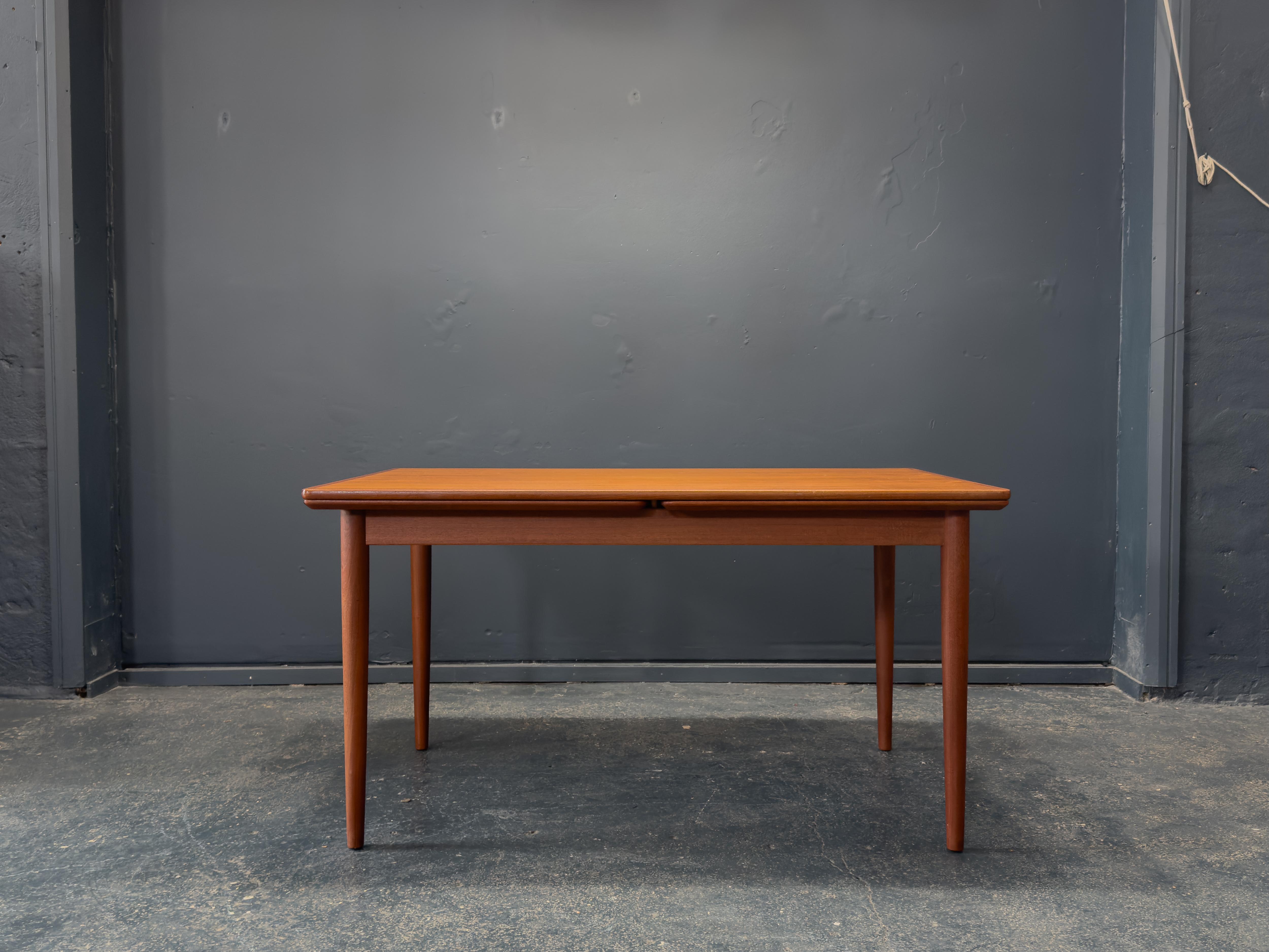Parfaite pour un usage quotidien comme pour recevoir, cette table de salle à manger polyvalente en teck extensible est une pièce finement fabriquée qui allie élégance discrète et innovation fonctionnelle. Fabriquée en teck richement teinté, la table
