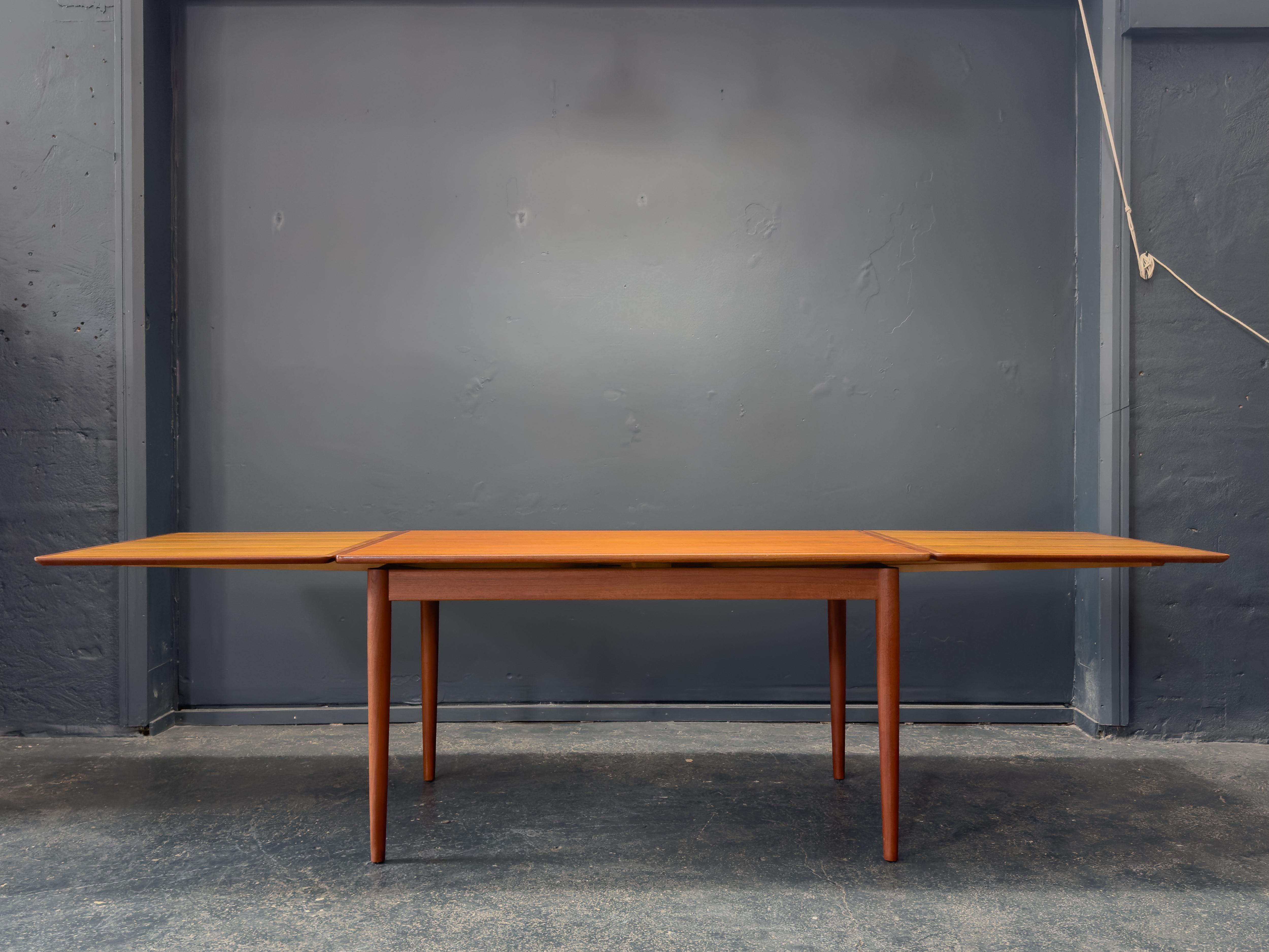 Mid-Century Modern Table de salle à manger rectangulaire extensible en teck en vente