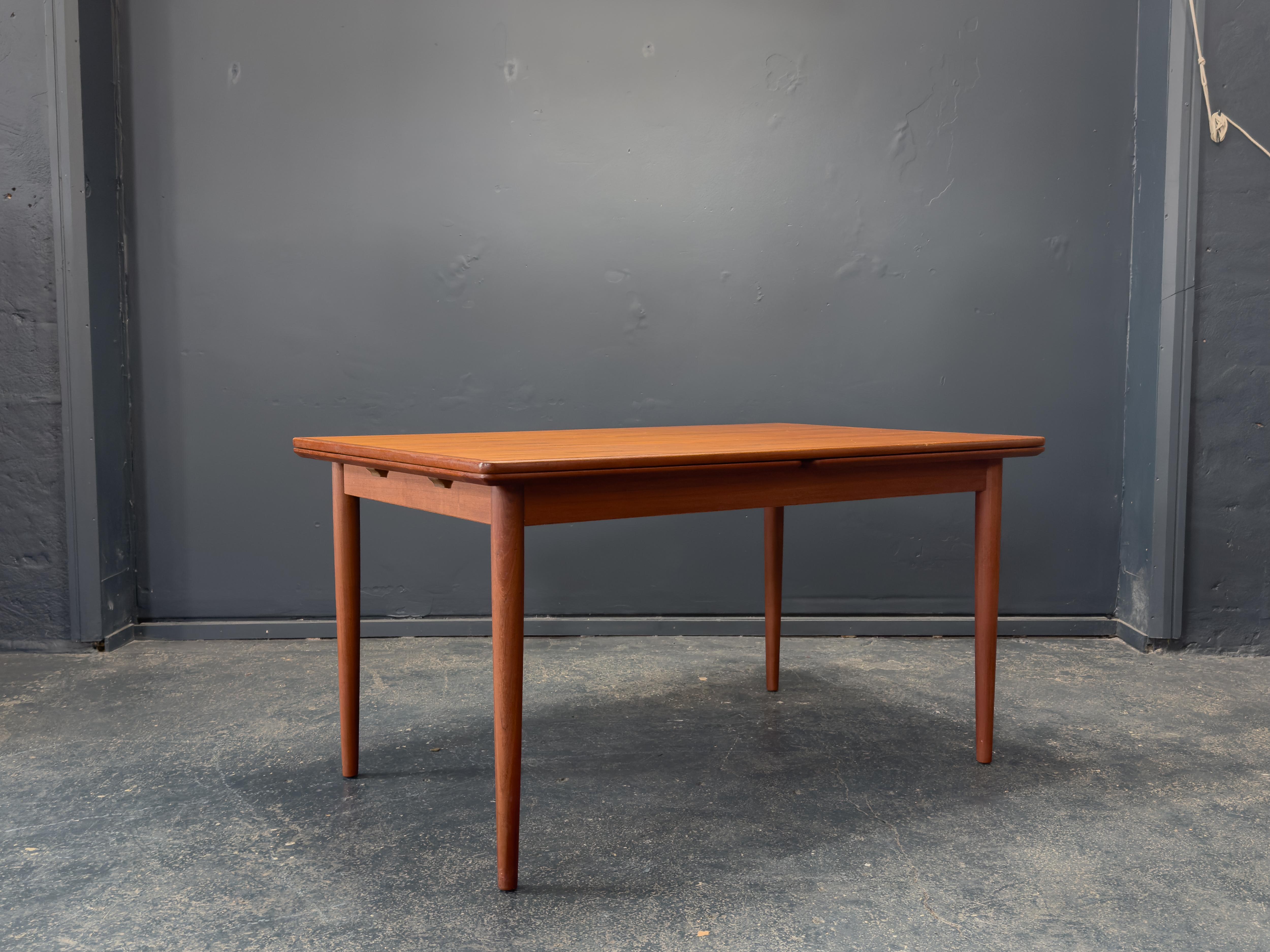 Danois Table de salle à manger rectangulaire extensible en teck en vente