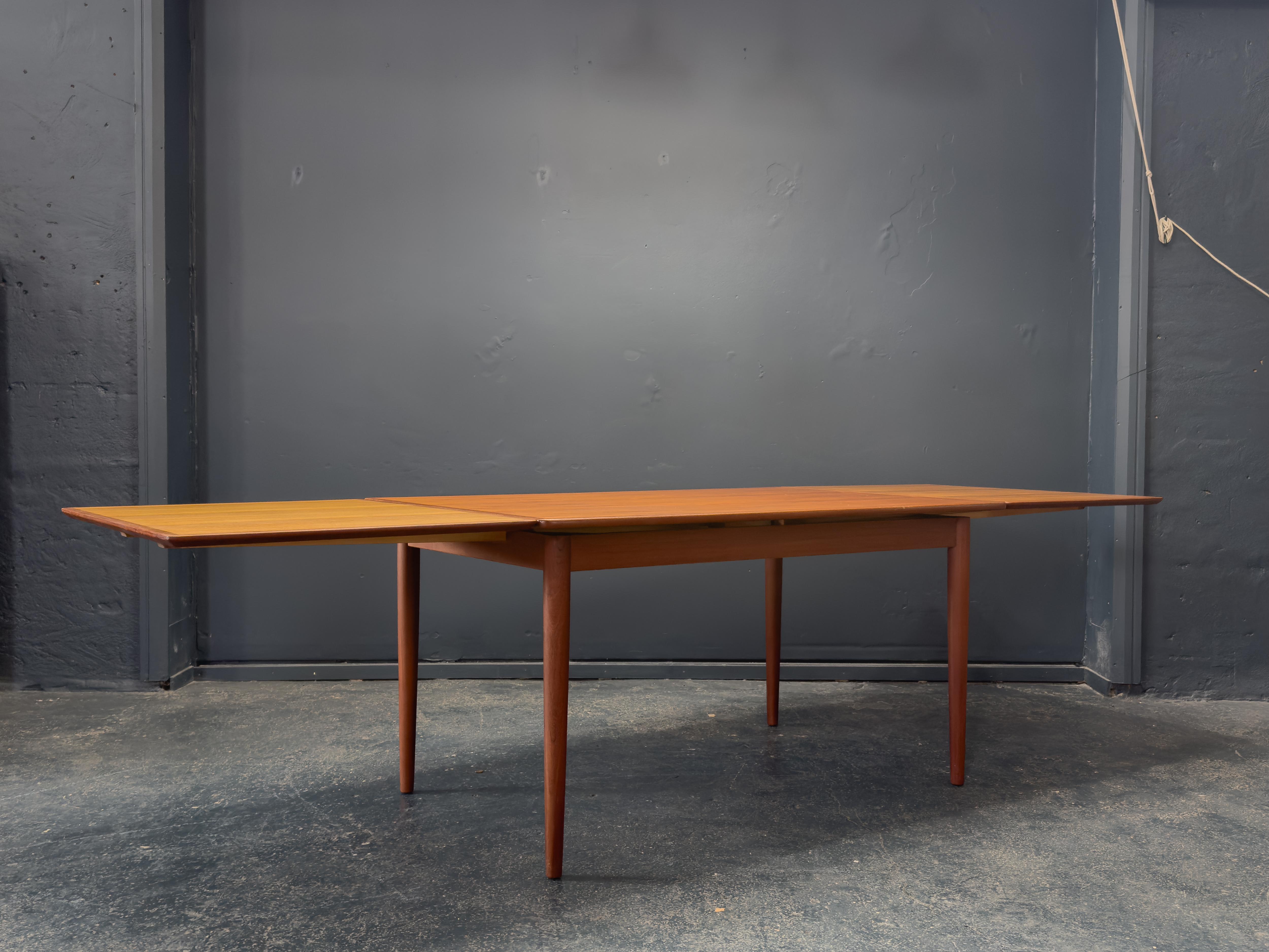 Table de salle à manger rectangulaire extensible en teck Bon état - En vente à London, GB