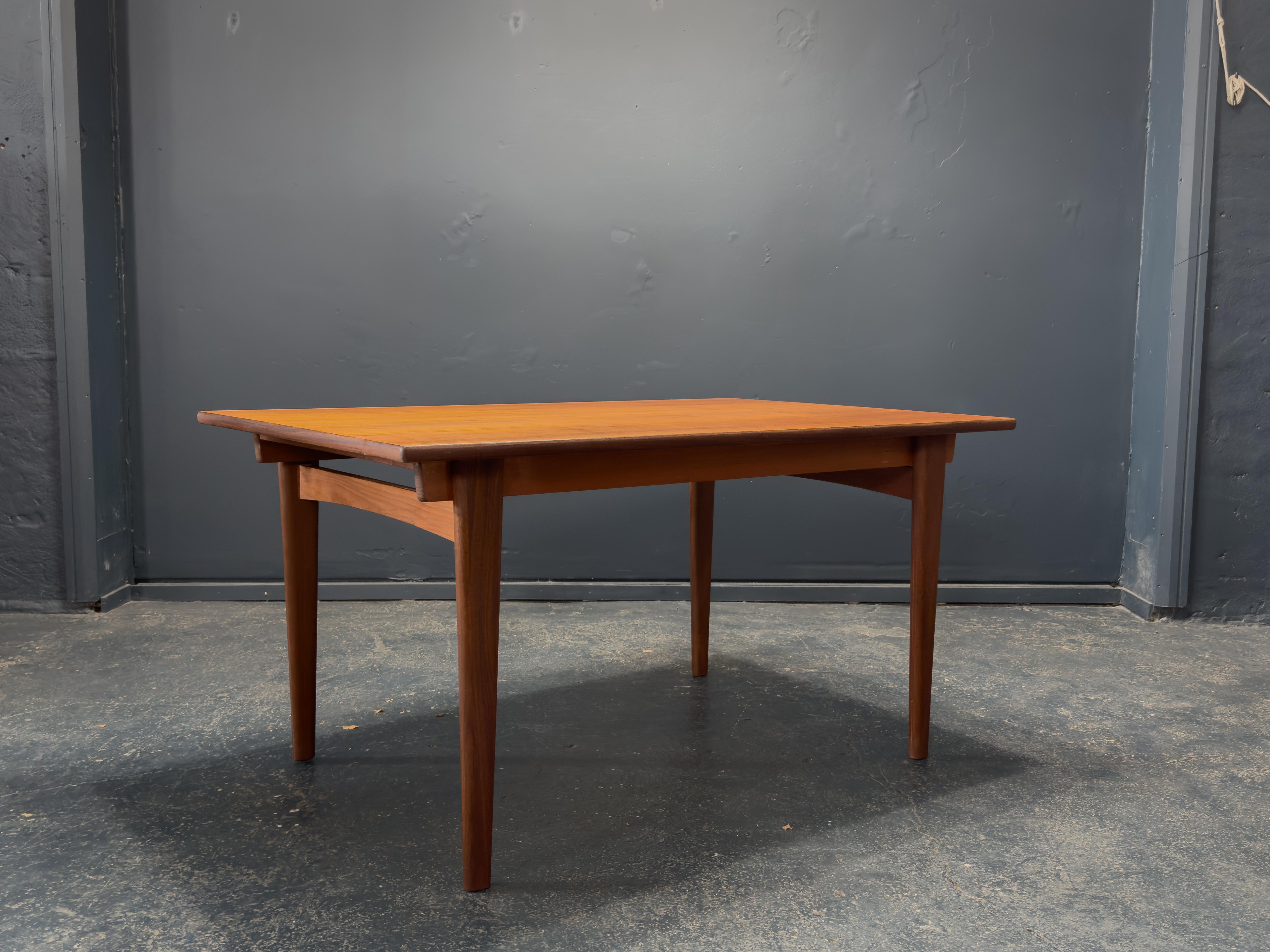 Extending Teak Rectangular Dining Table In Good Condition For Sale In London, GB