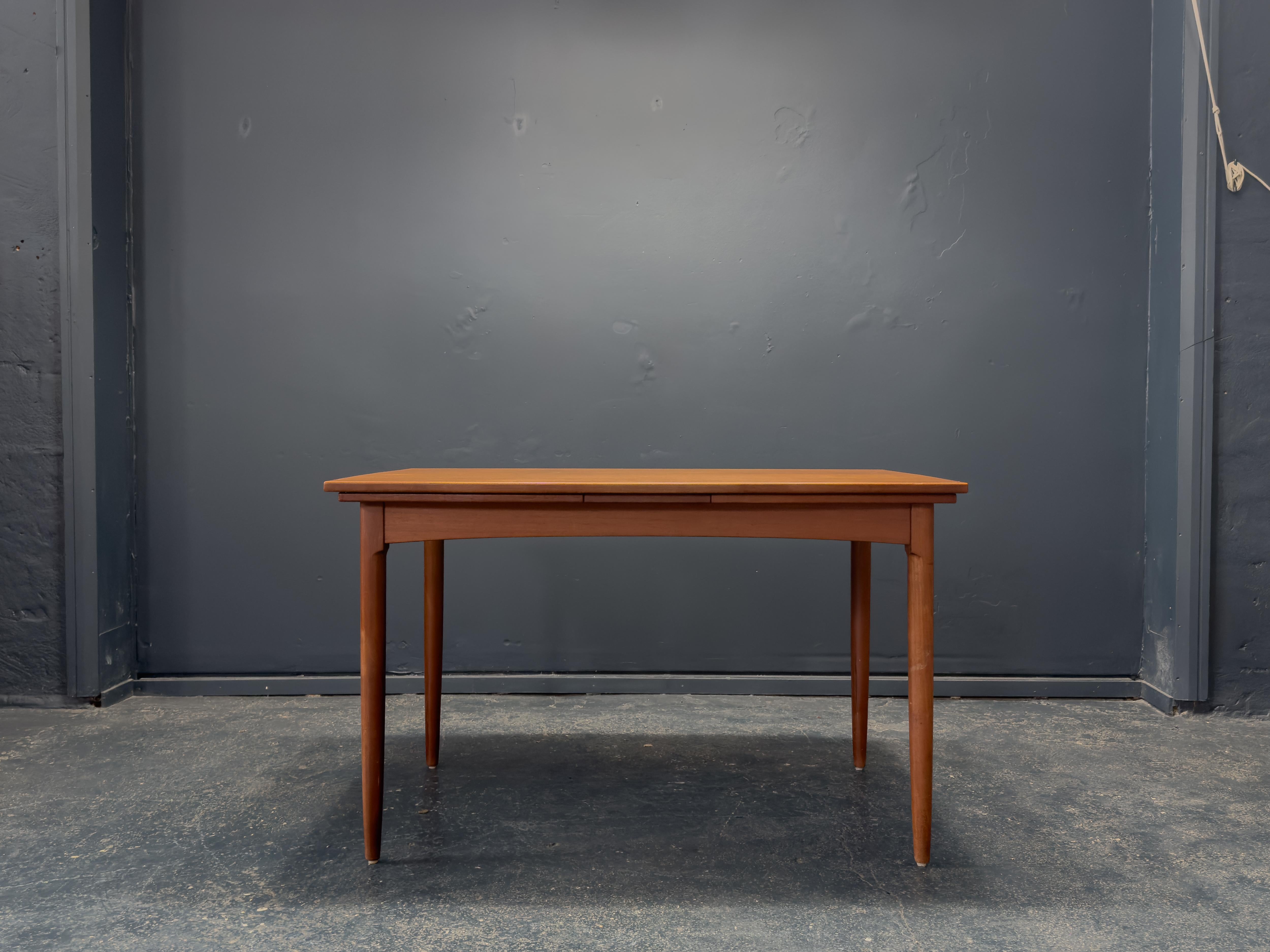 20ième siècle Table de salle à manger rectangulaire extensible en teck en vente