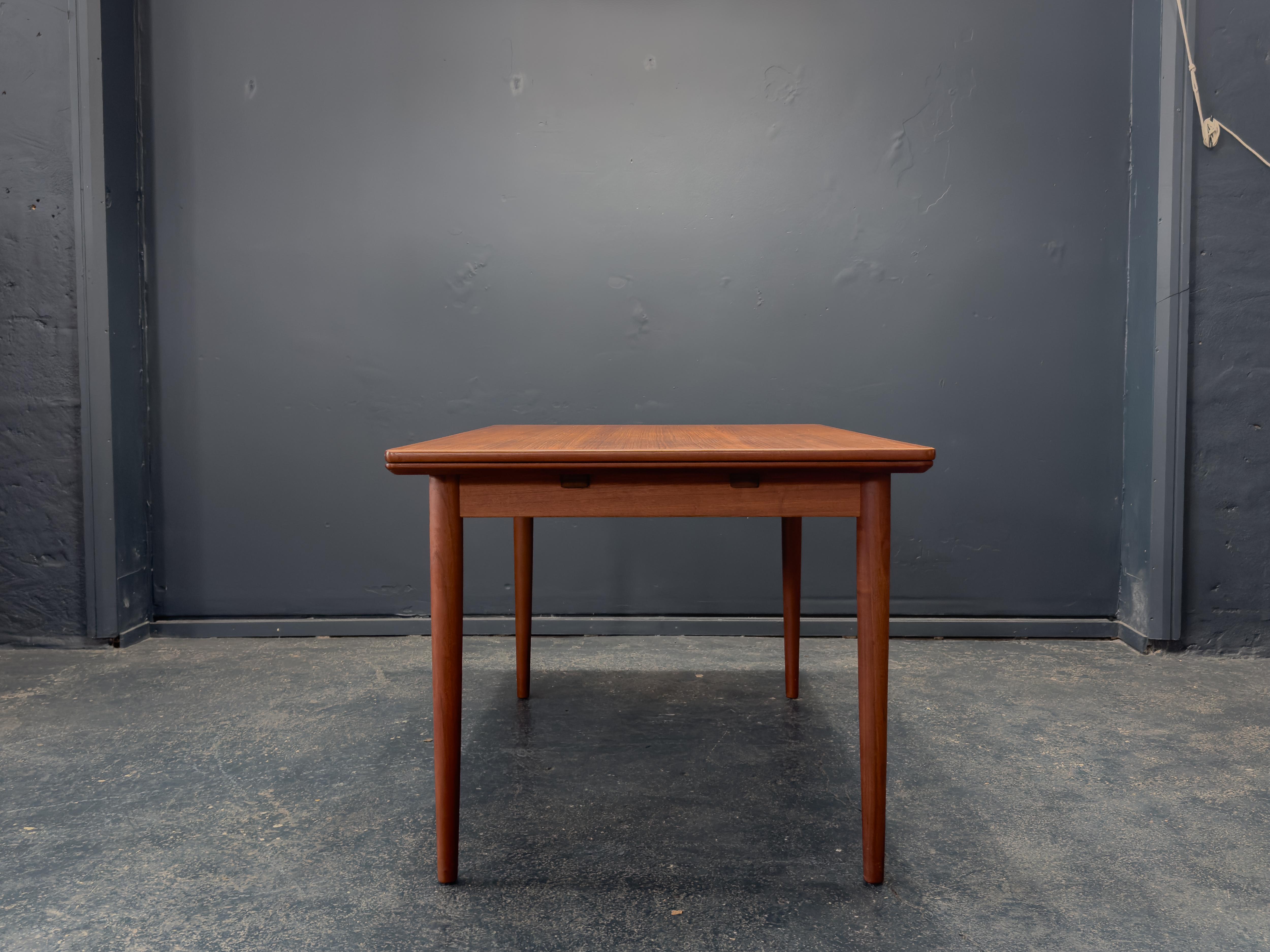 Teck Table de salle à manger rectangulaire extensible en teck en vente