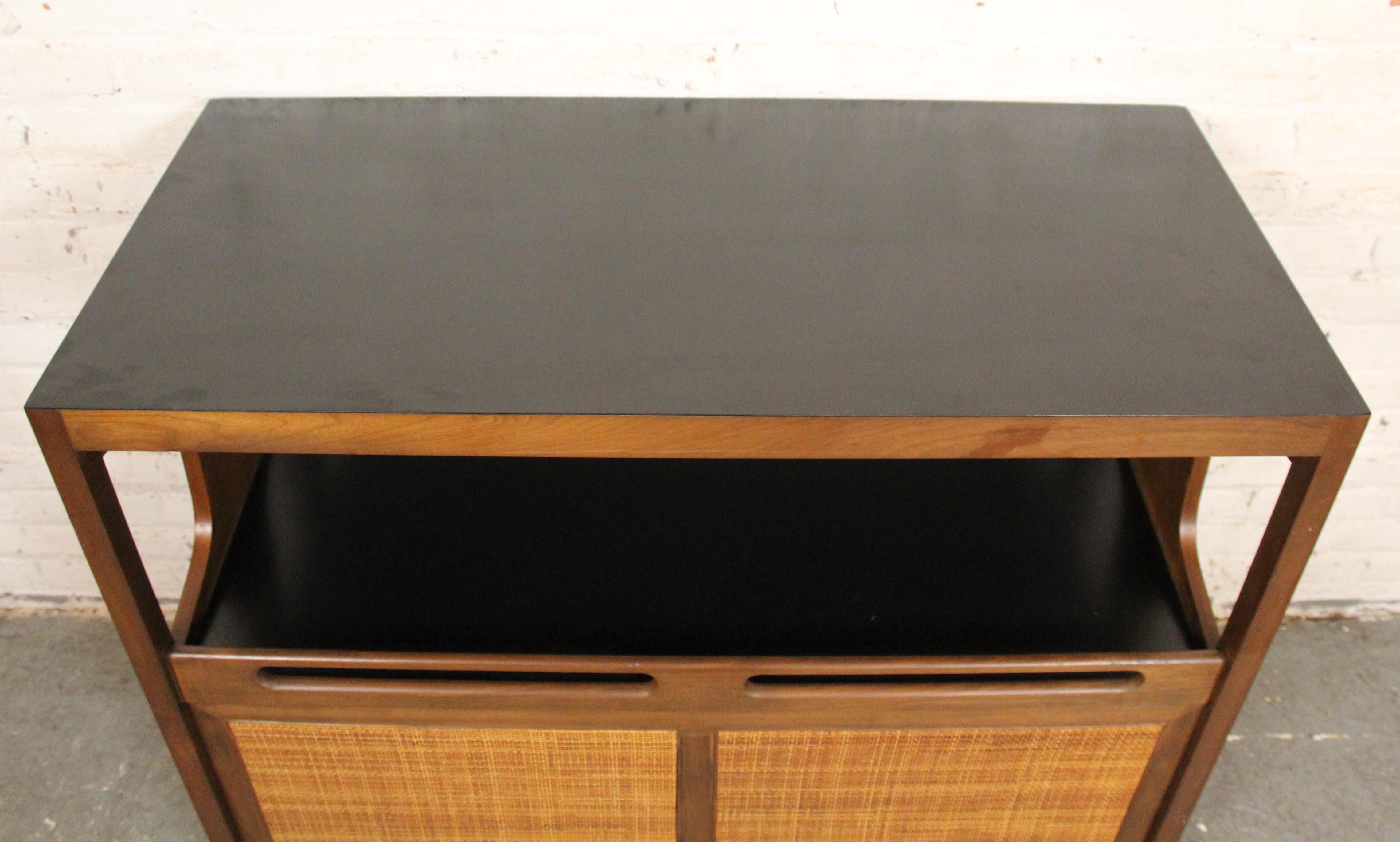 Extending Top Mid-Century Cart In Good Condition For Sale In Brooklyn, NY