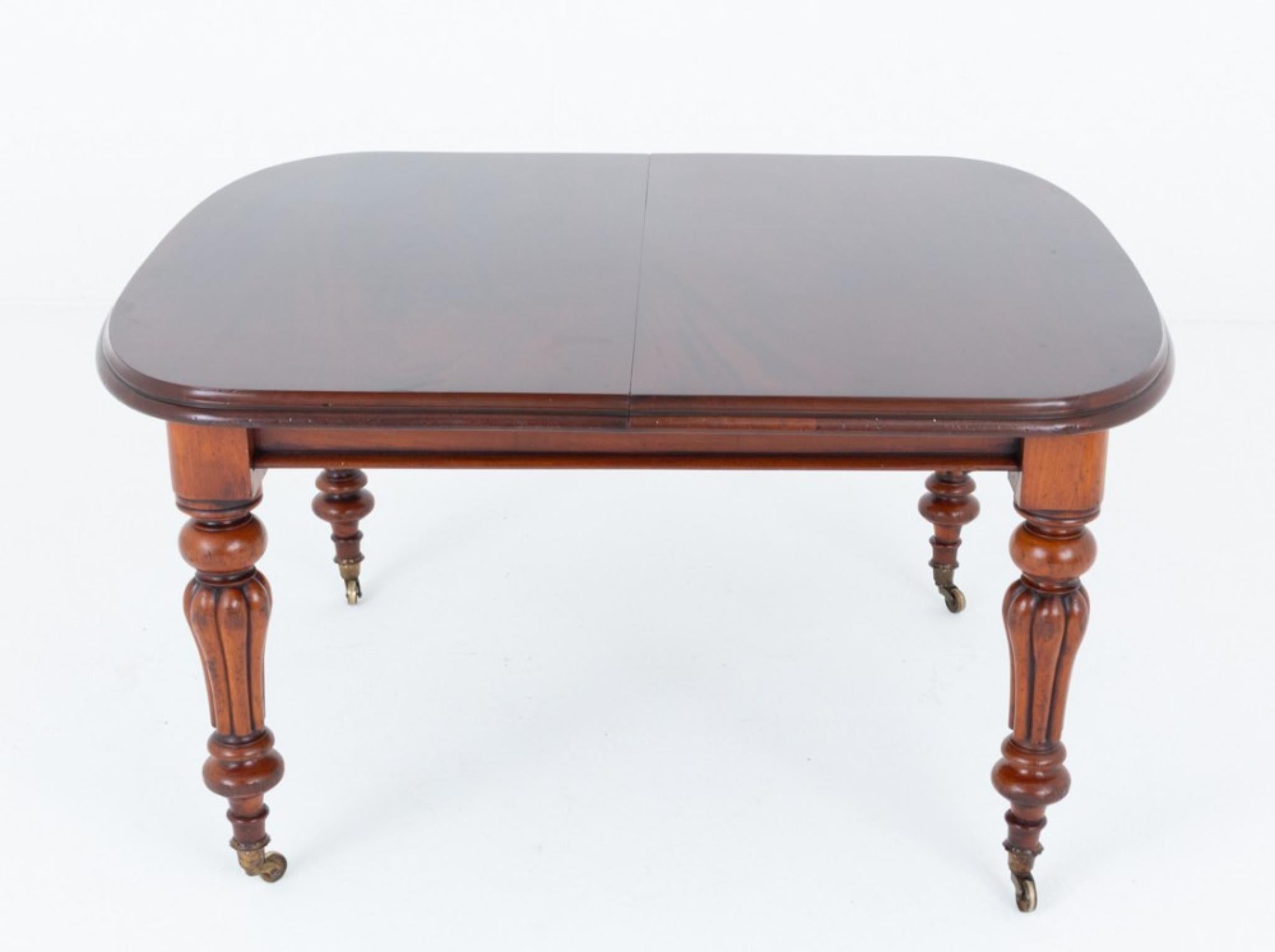 Table de salle à manger à rallonge en acajou du début de l'époque victorienne
Table de salle à manger victorienne d'époque - vers 1850
Entièrement restauré pour retrouver son état de fonctionnement d'origine
Nous disposons de plusieurs chaises de