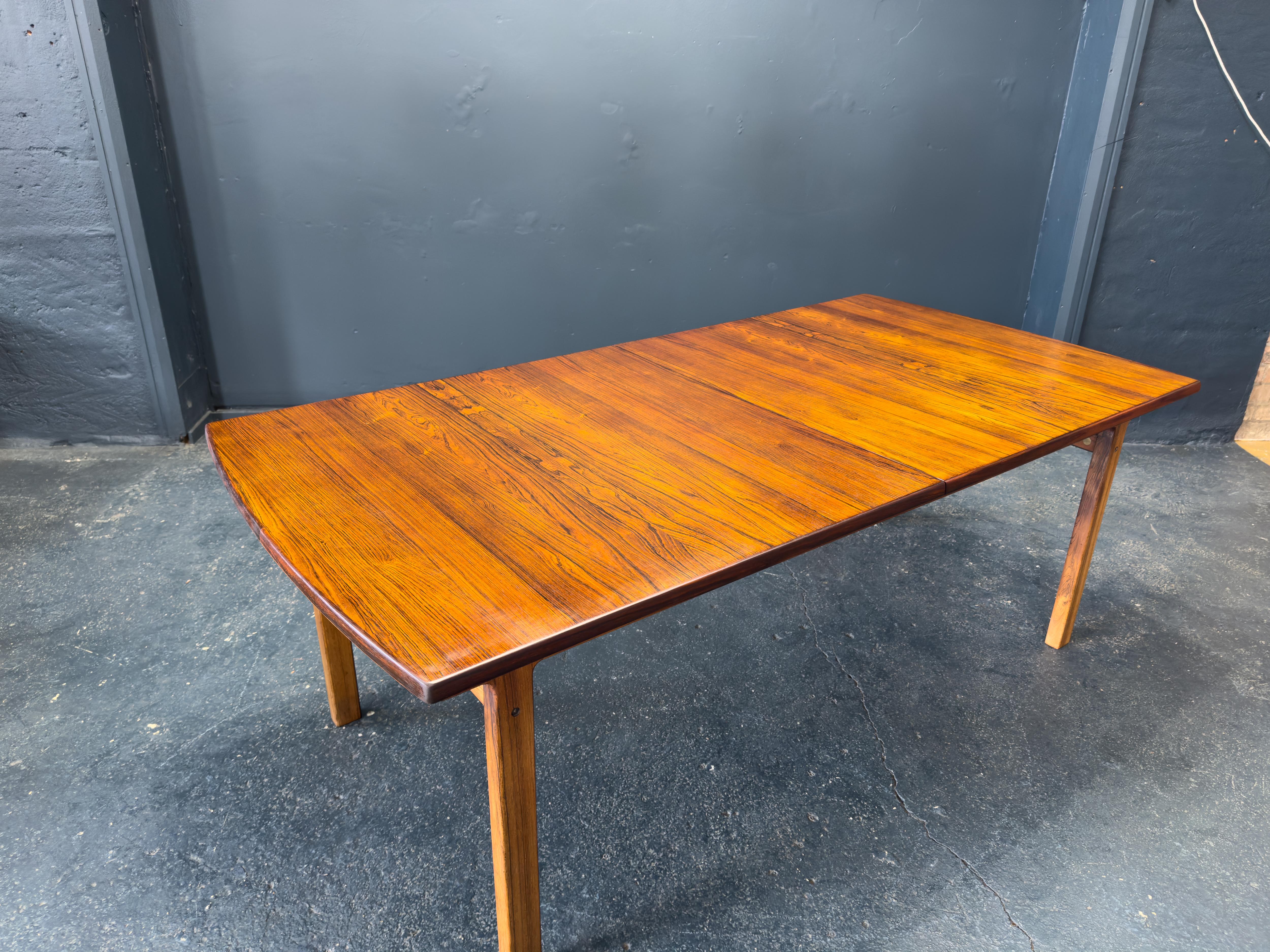 Esta impresionante mesa de comedor extensible es una clase magistral de proporción, artesanía y diseño funcional. Con una presencia atrevida pero refinada, la mesa presenta un llamativo tablero de madera, en el que destacan los profundos patrones de