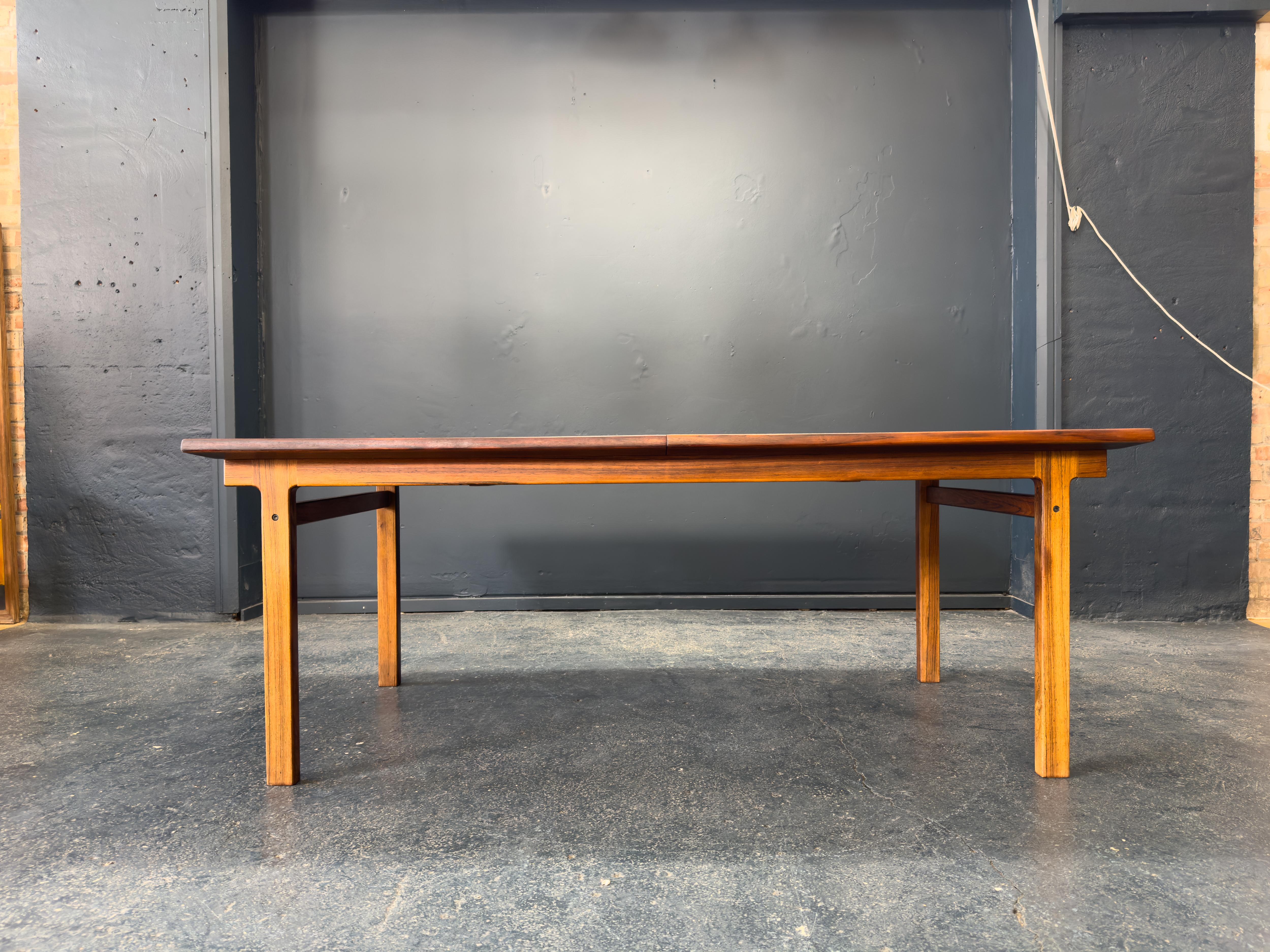 Mesa de comedor extensible de madera Moderno de mediados de siglo en venta
