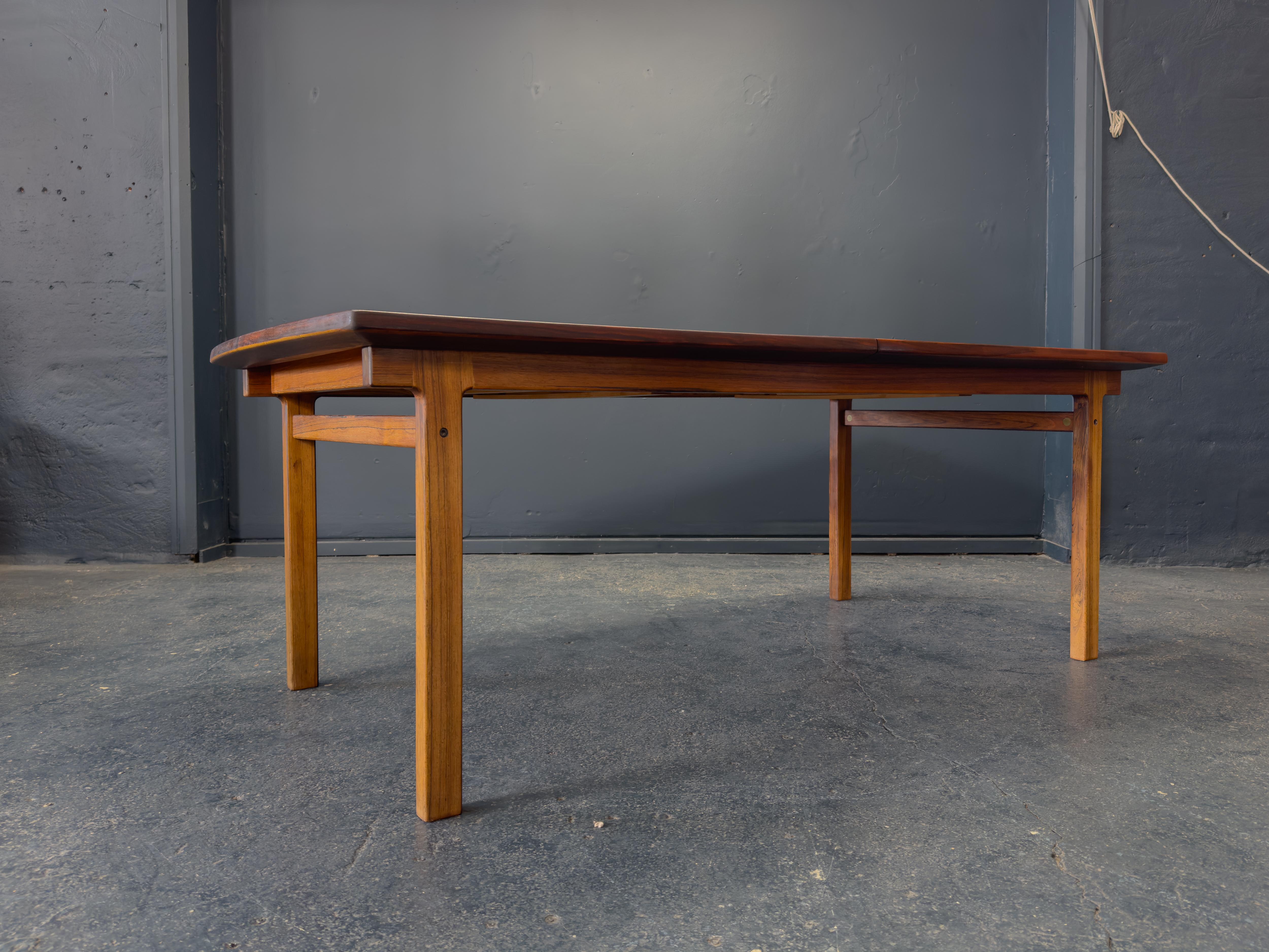 Mesa de comedor extensible de madera siglo XX en venta