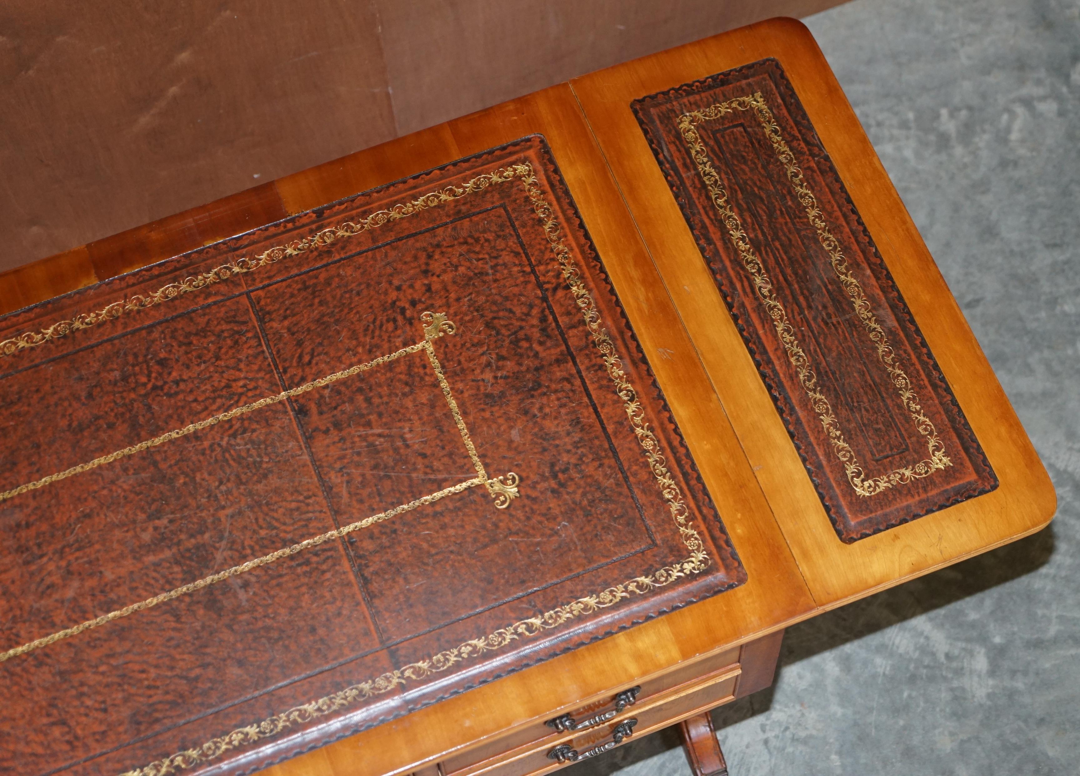 Schreibtisch mit ausziehbarer Platte aus Wurzelholz und braunem Leder mit Blattgoldprägung im Angebot 11