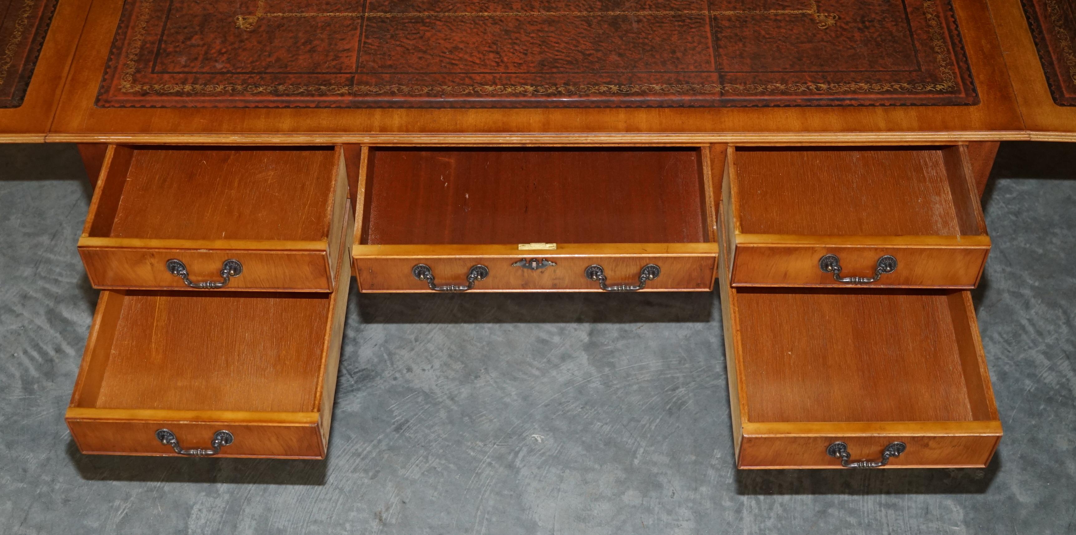 Schreibtisch mit ausziehbarer Platte aus Wurzelholz und braunem Leder mit Blattgoldprägung im Angebot 13
