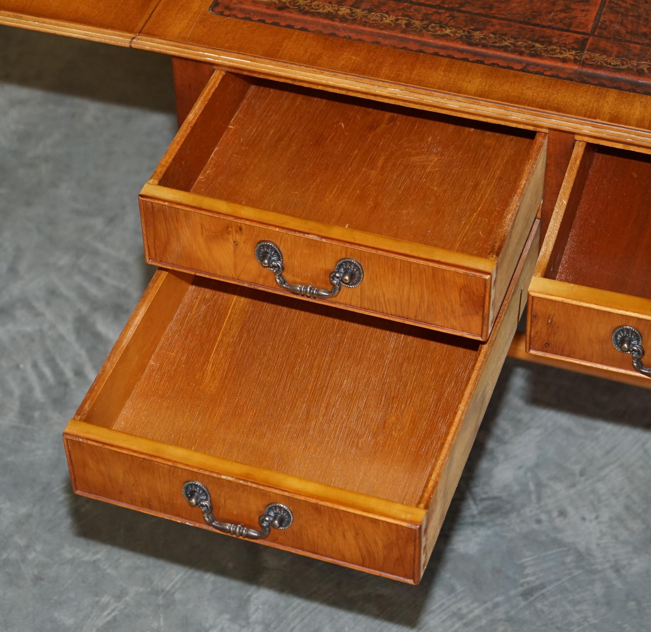 Bureau à rallonge pour table d'écriture, plateau en bois d'if et cuir brun gaufré à feuilles d'or en vente 11