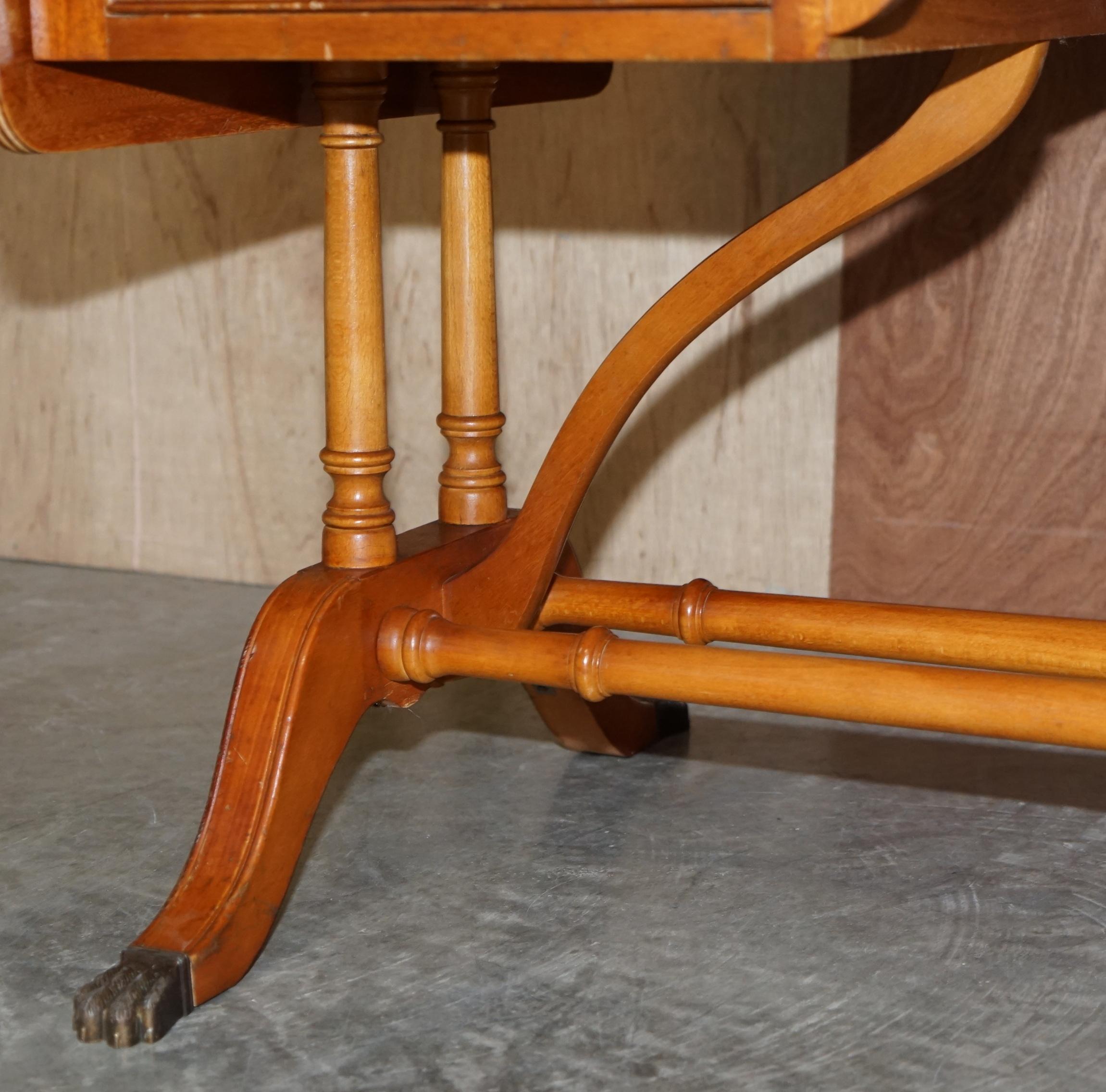 Schreibtisch mit ausziehbarer Platte aus Wurzelholz und braunem Leder mit Blattgoldprägung (20. Jahrhundert) im Angebot