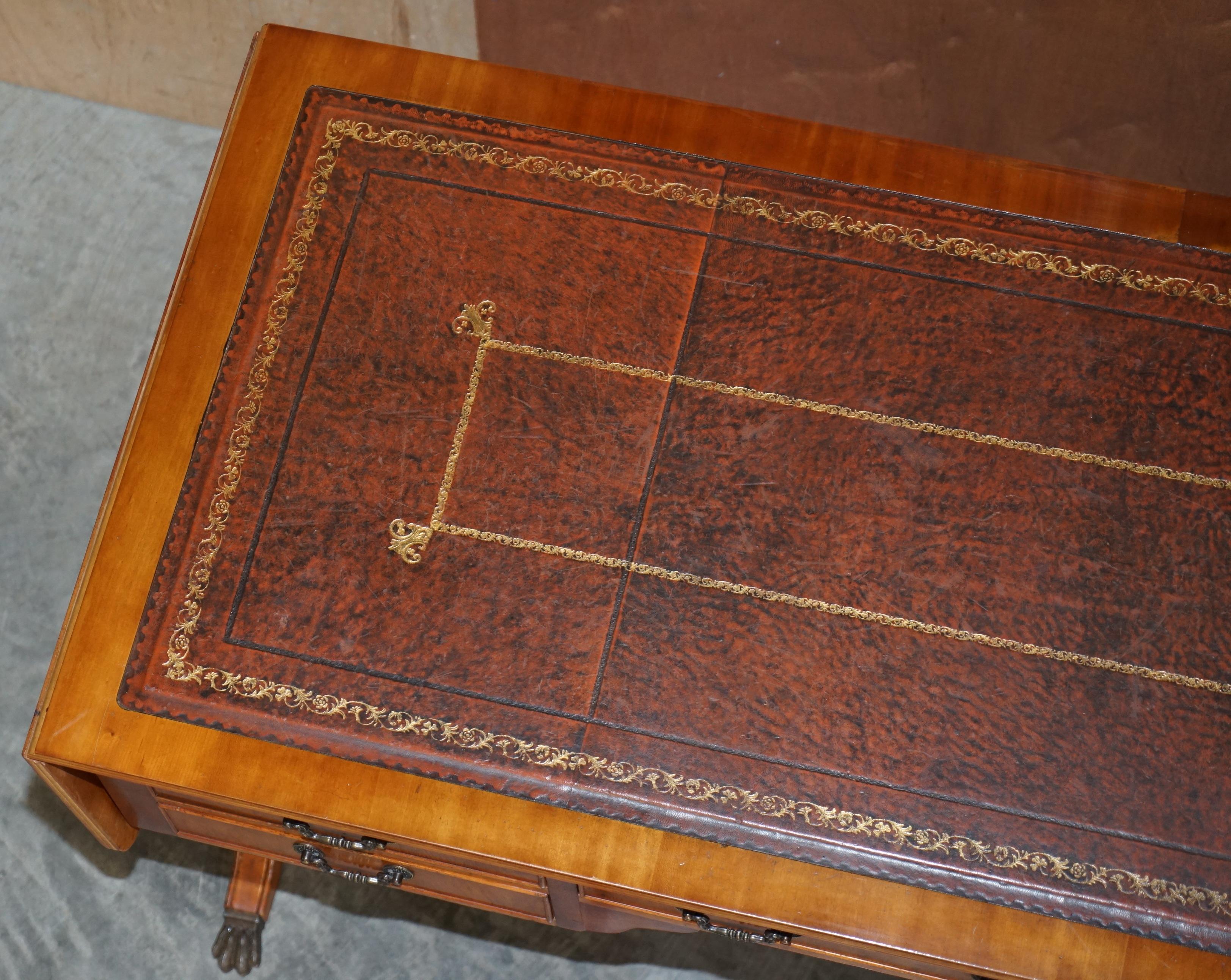 Schreibtisch mit ausziehbarer Platte aus Wurzelholz und braunem Leder mit Blattgoldprägung im Angebot 2