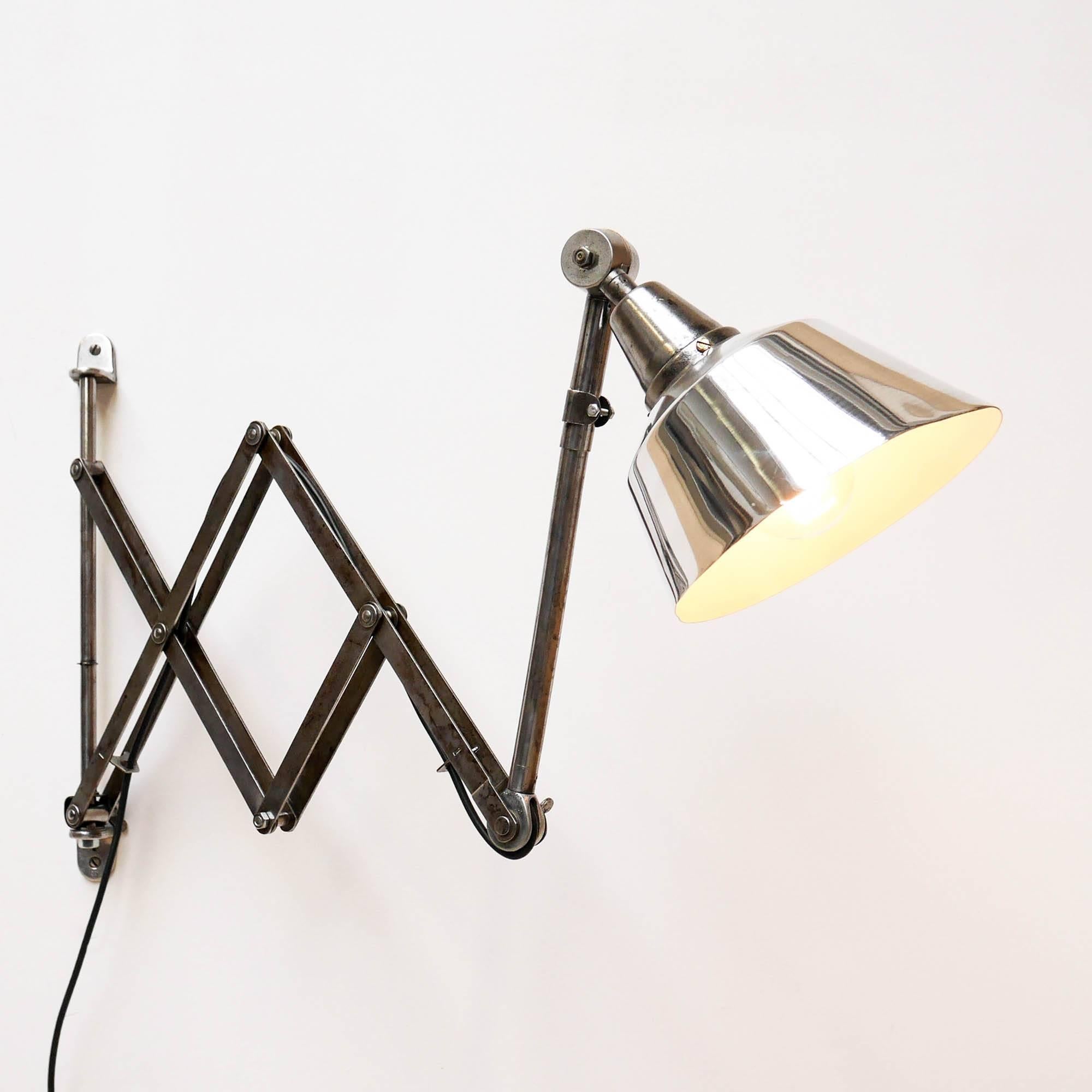 Old extensible wall light in steel, high quality manufacture. Nice patina on the scissor mechanism and the baseplate. Made by the brand “Midgard”, who provided Bauhaus de Dessau’s workplaces, Midgard lamps were also found in Bahaus’s masters and
