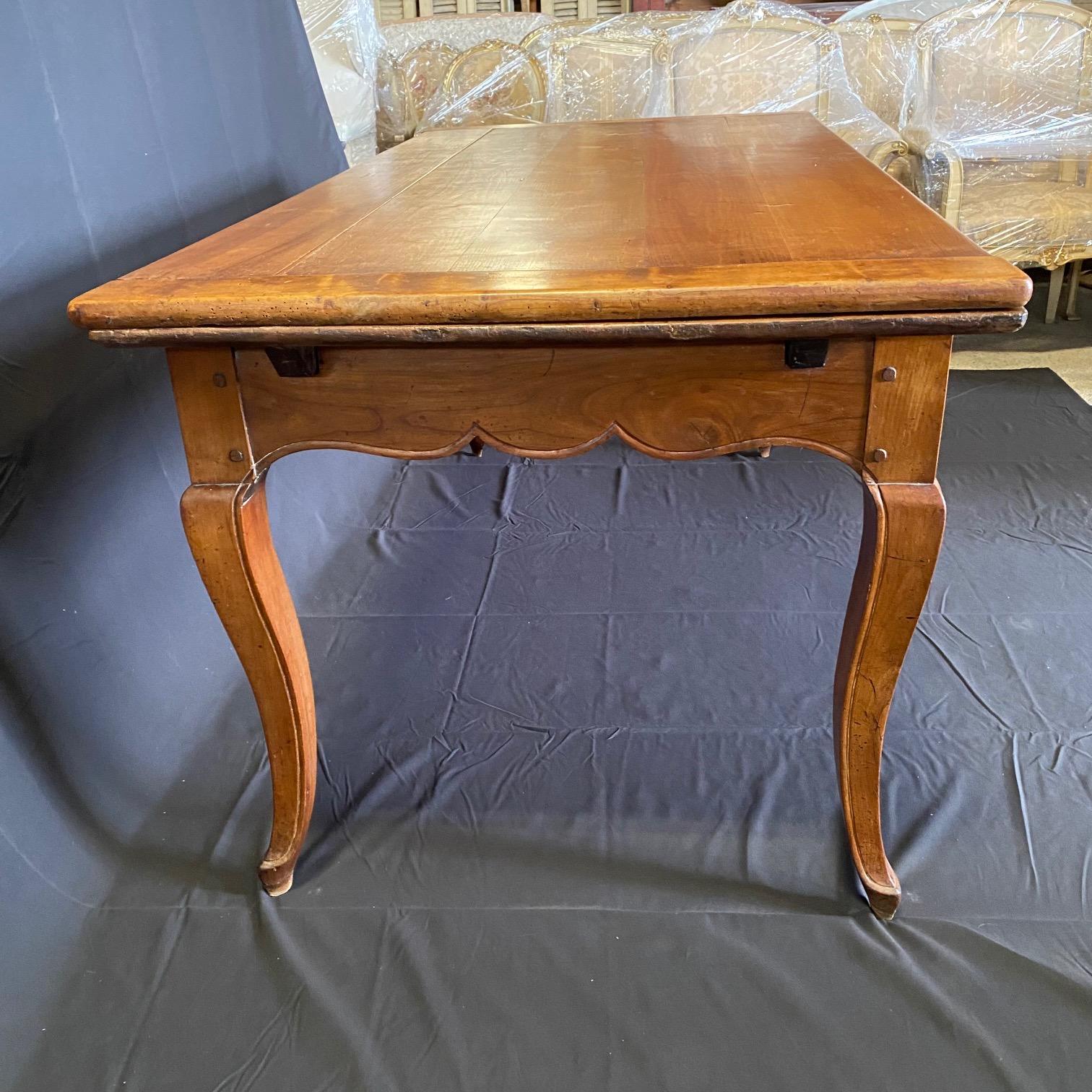 Extension 19th Century French Provincial Farmhouse Dining Table with Two Leaves For Sale 8