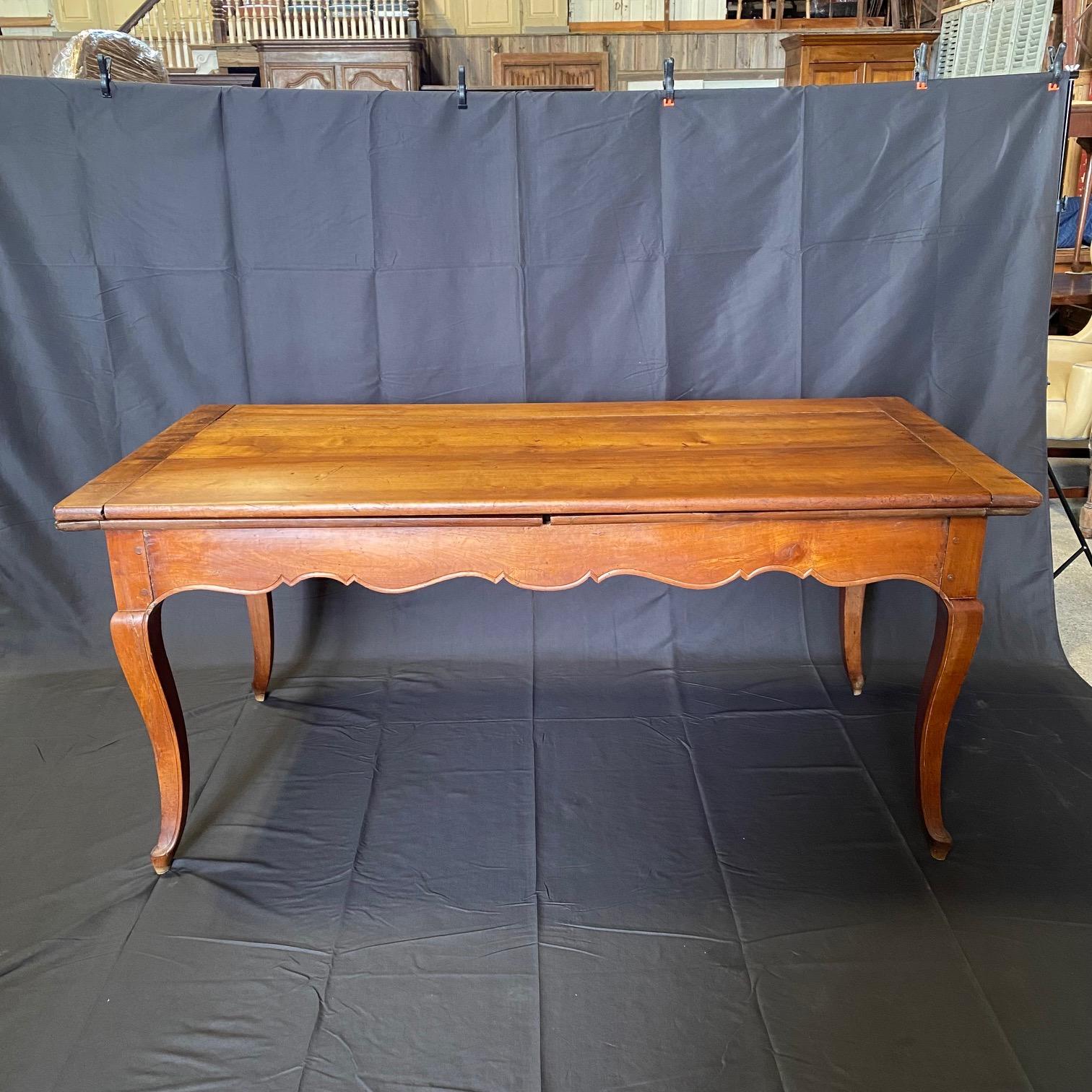 Extension 19th Century French Provincial Farmhouse Dining Table with Two Leaves For Sale 2