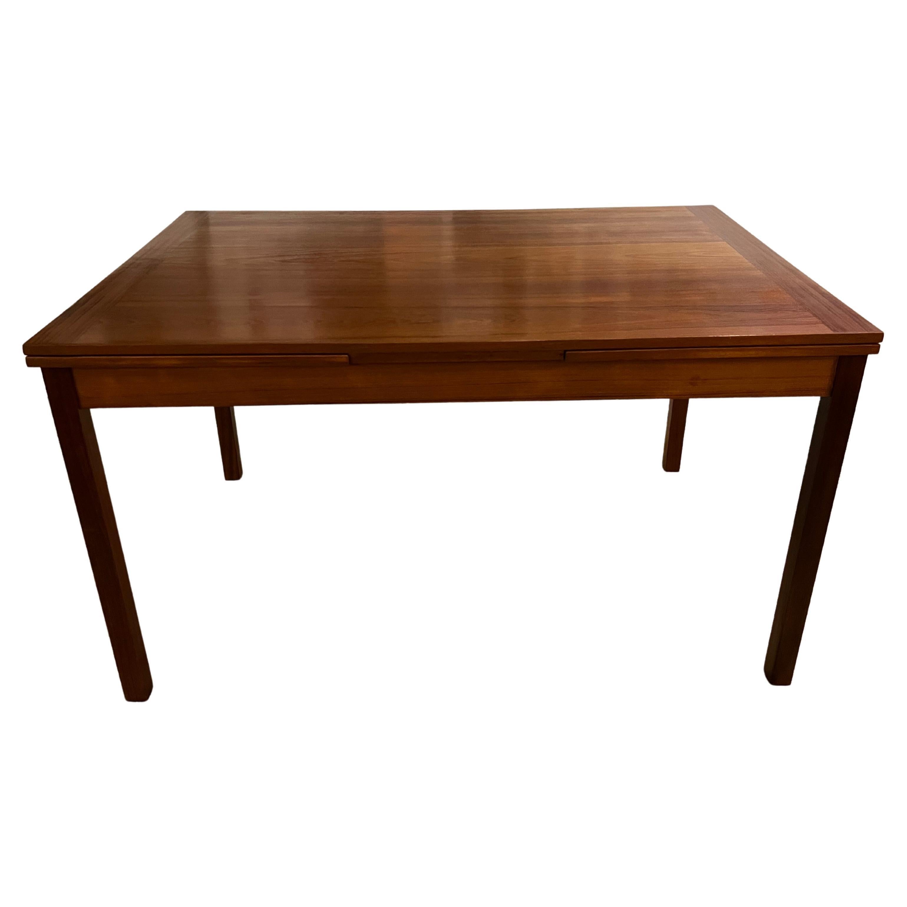 This table is made of a very warm walnut and features a beautiful choice of veneer grain.
The 2 extensions measure 19