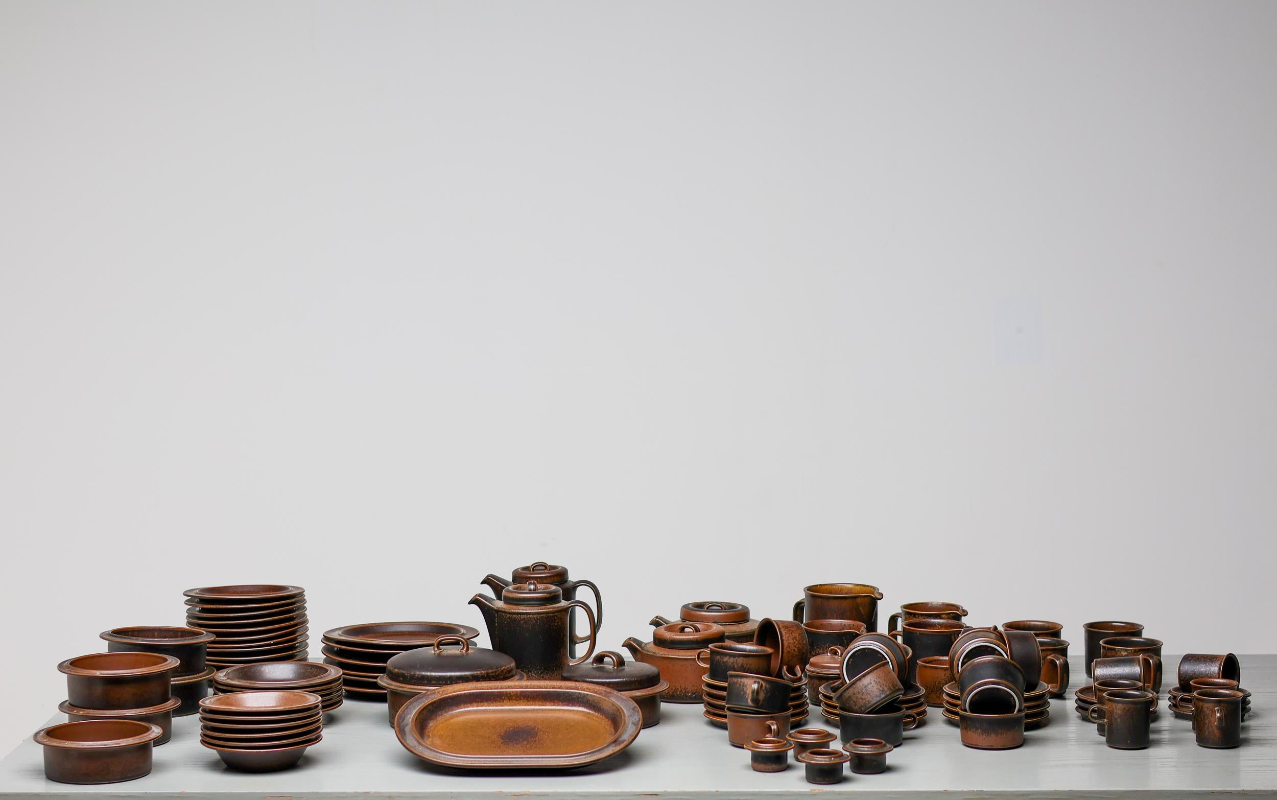 Une collection remarquable et complète de 94 pièces de la série emblématique Ruska d'Arabia, produite en Finlande dans les années 1970. Conçue par Ulla Procopé, Ruska est l'une des lignes les plus appréciées d'Arabia, célèbre pour ses formes