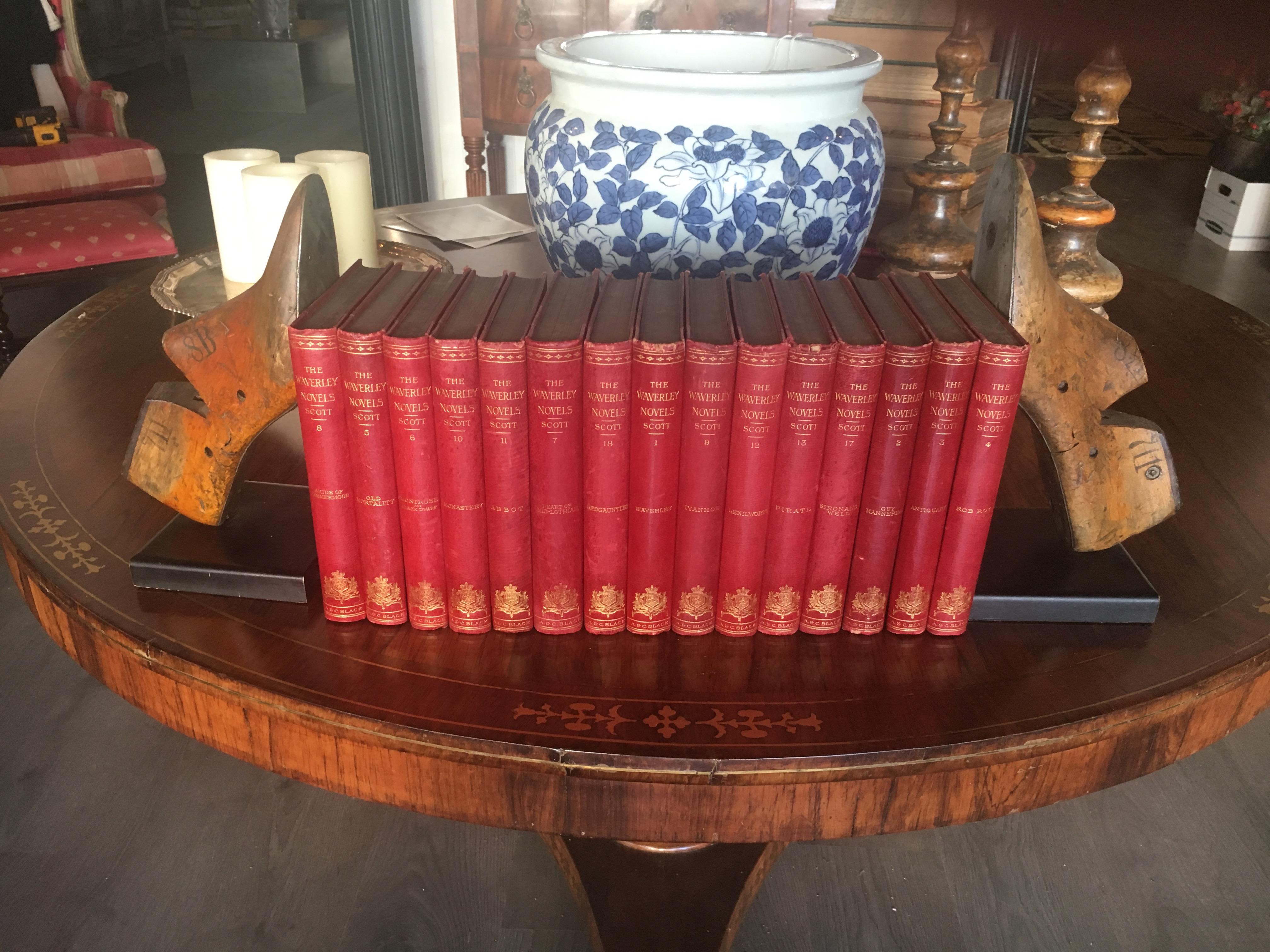Grande collection de livres reliés en cuir du 19ème siècle, prix par livre anglais en vente 2