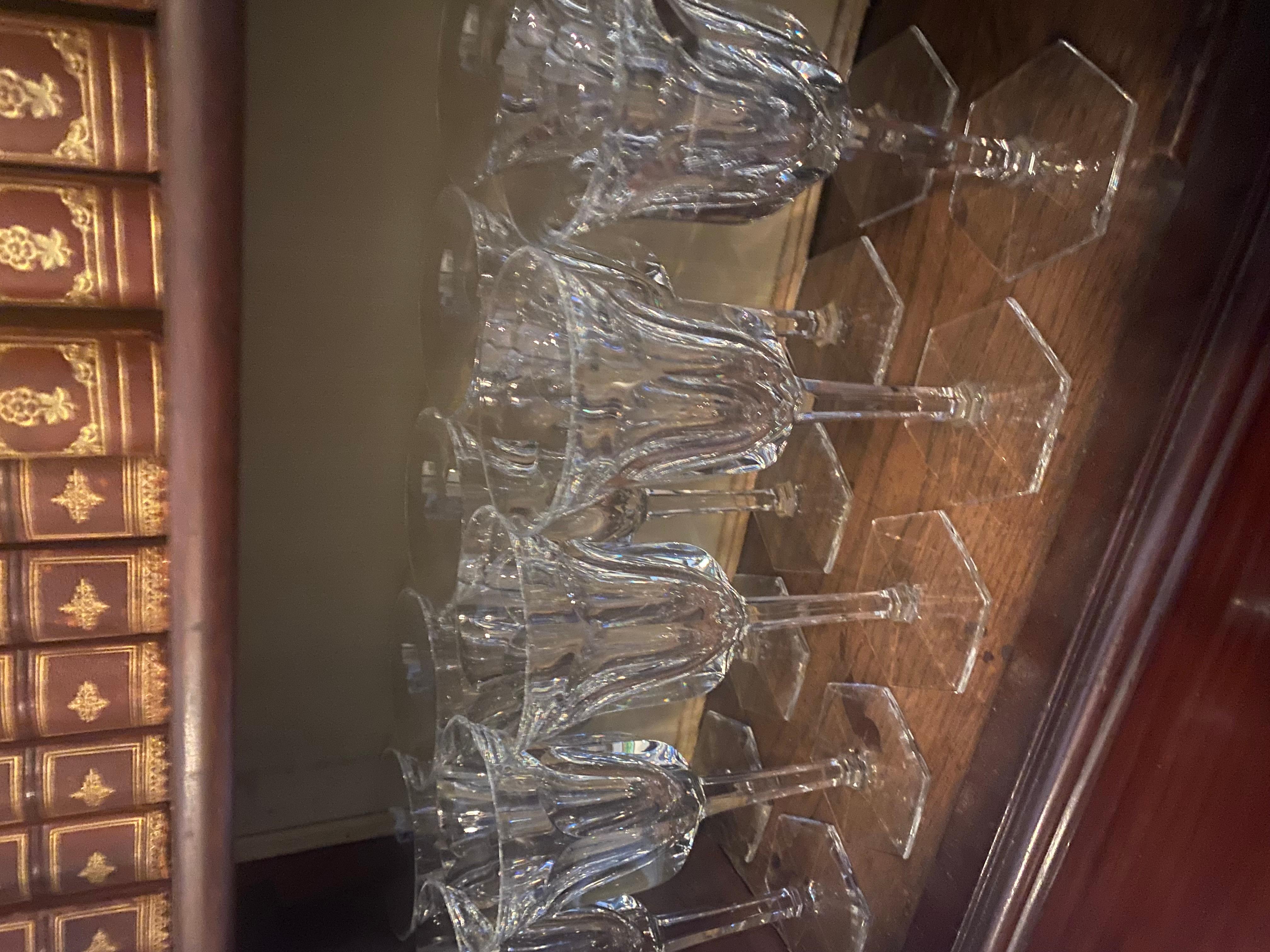 Ampia collezione di bicchieri di cristallo tagliato Baccarat, vini rossi e bianchi in vendita 3