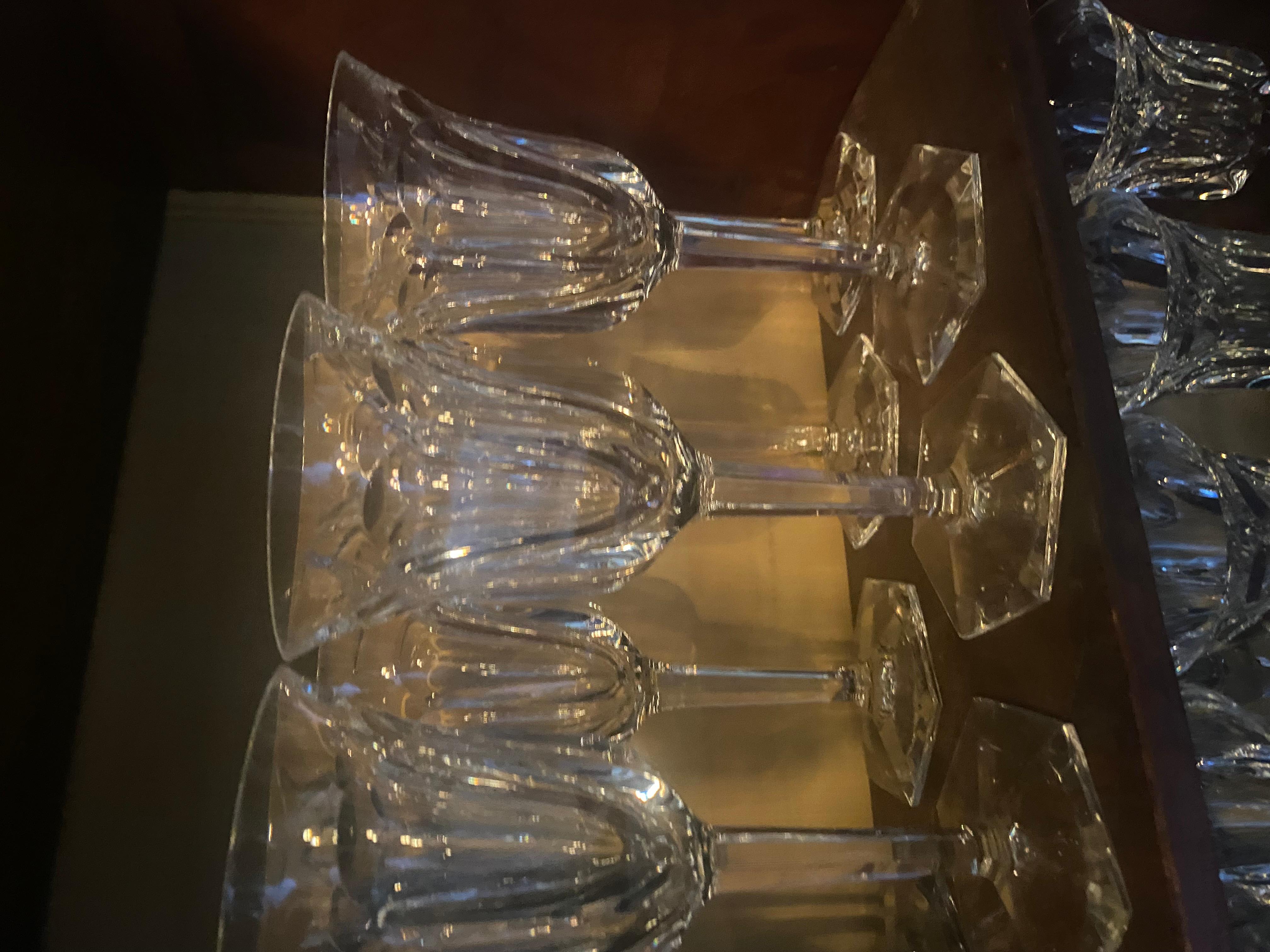 Cristallo Ampia collezione di bicchieri di cristallo tagliato Baccarat, vini rossi e bianchi in vendita