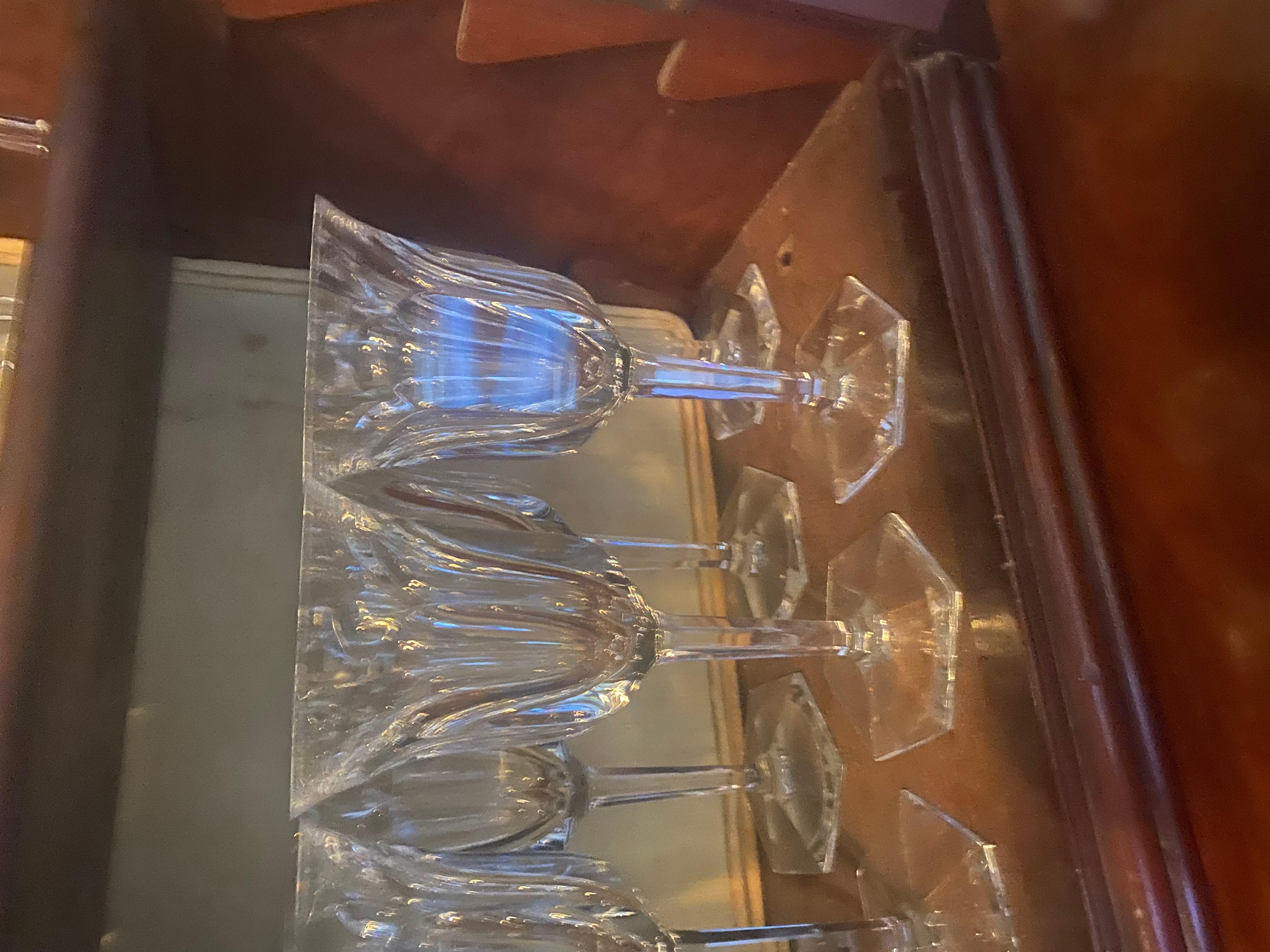 Ampia collezione di bicchieri di cristallo tagliato Baccarat, vini rossi e bianchi in vendita 1