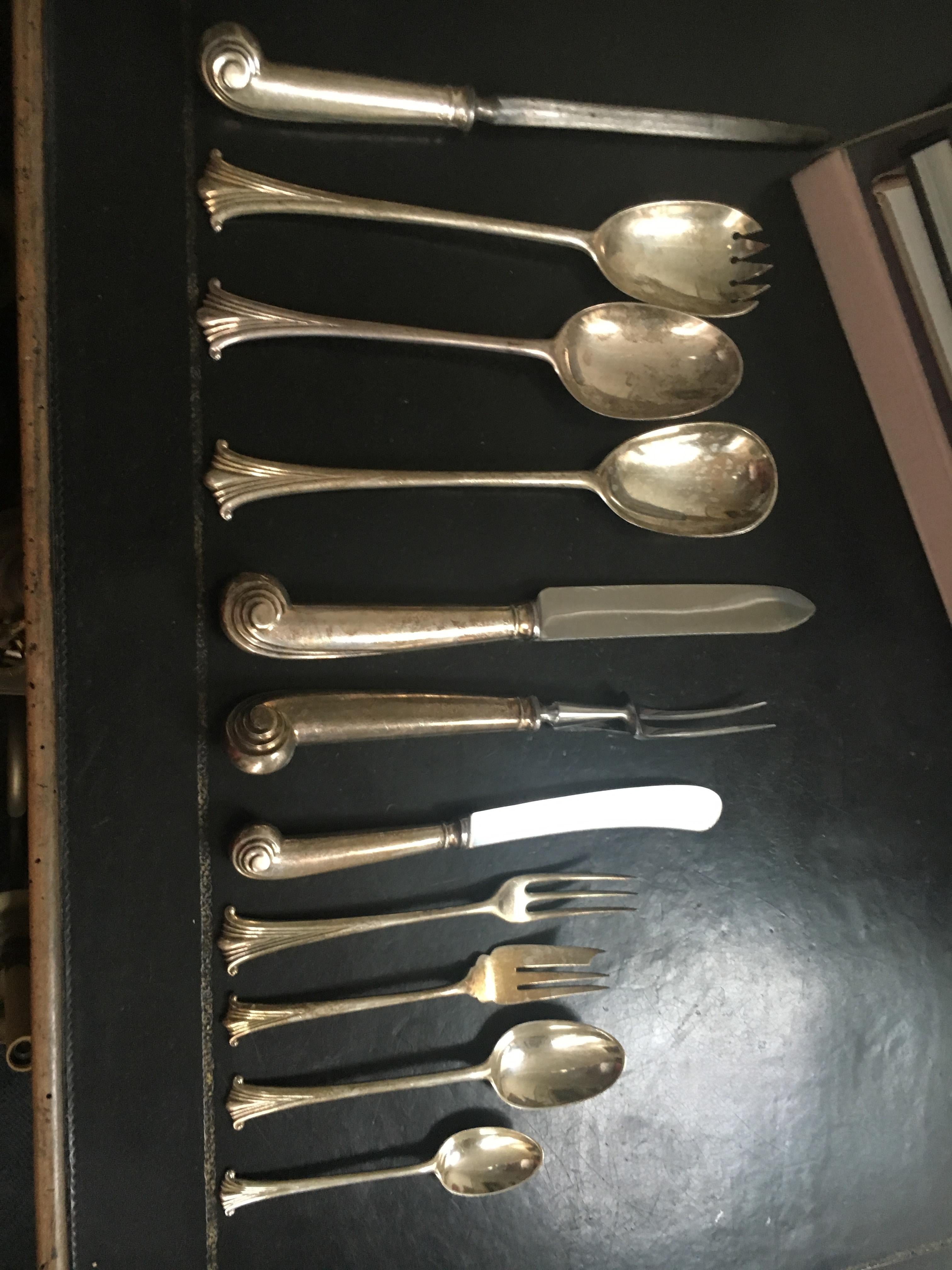Amplio servicio de cubiertos ingleses de plata de ley para 12 personas en venta 4