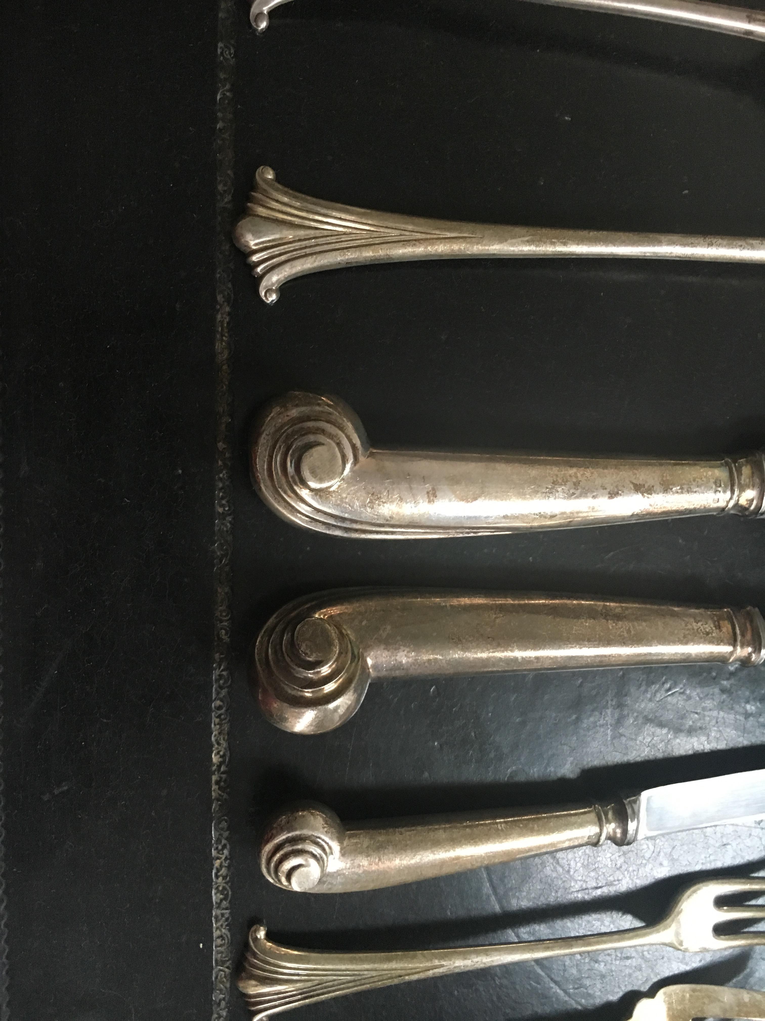 Amplio servicio de cubiertos ingleses de plata de ley para 12 personas en Excelente estado para la venta en Buchanan, MI