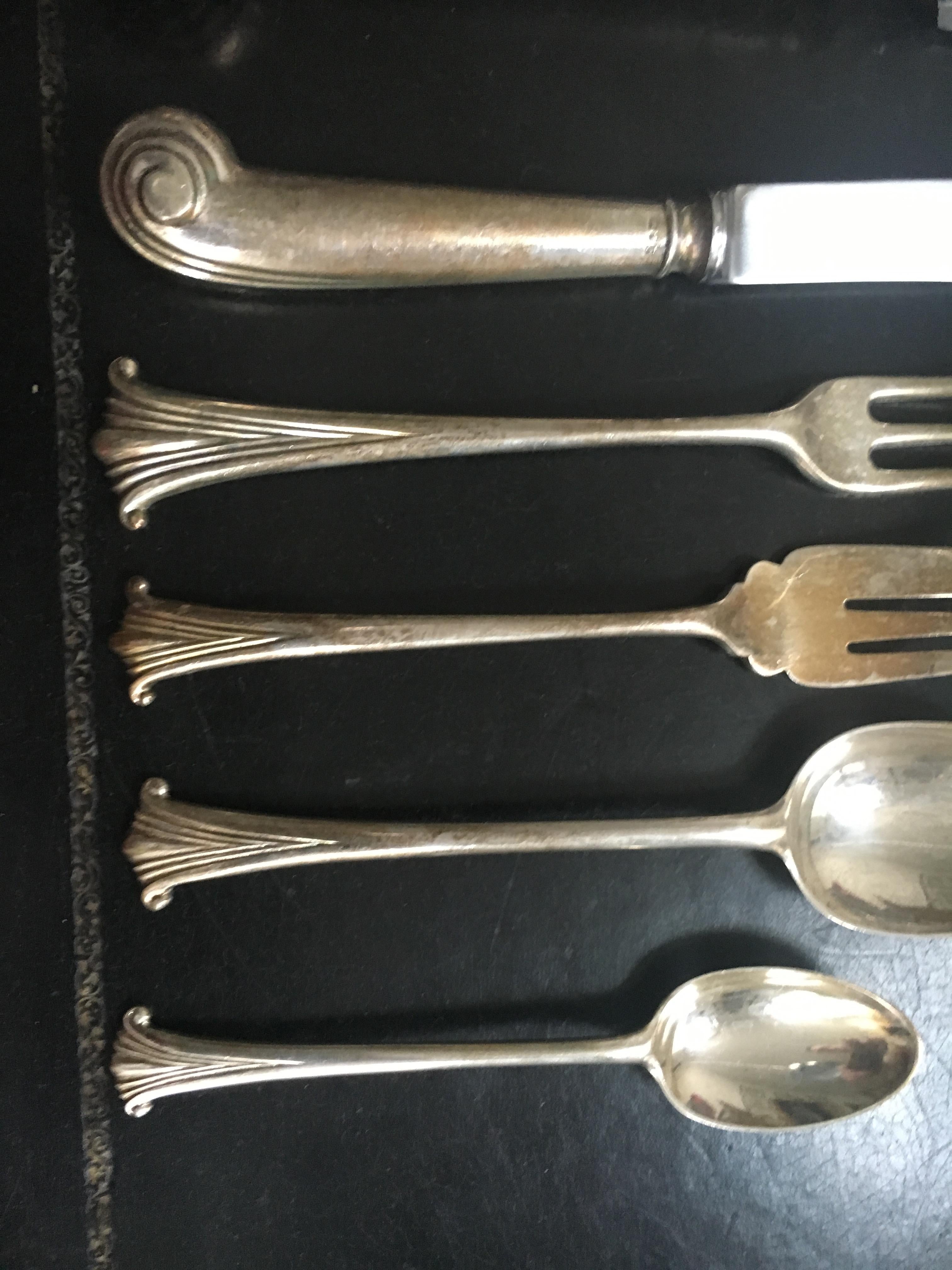 Amplio servicio de cubiertos ingleses de plata de ley para 12 personas siglo XX en venta