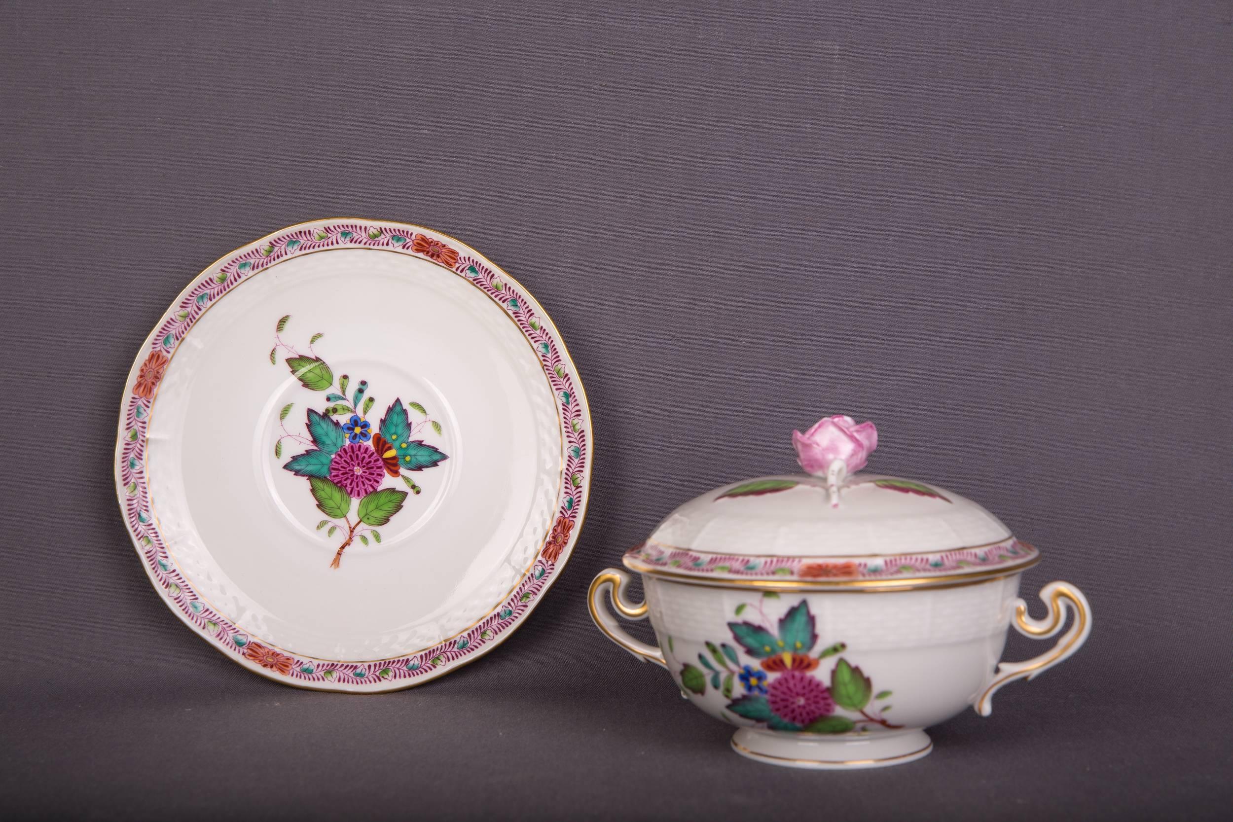 Extensive Rare Herend Dining Service Porcelain with a Lot of Flowers and Gold In Good Condition For Sale In Berlin, DE
