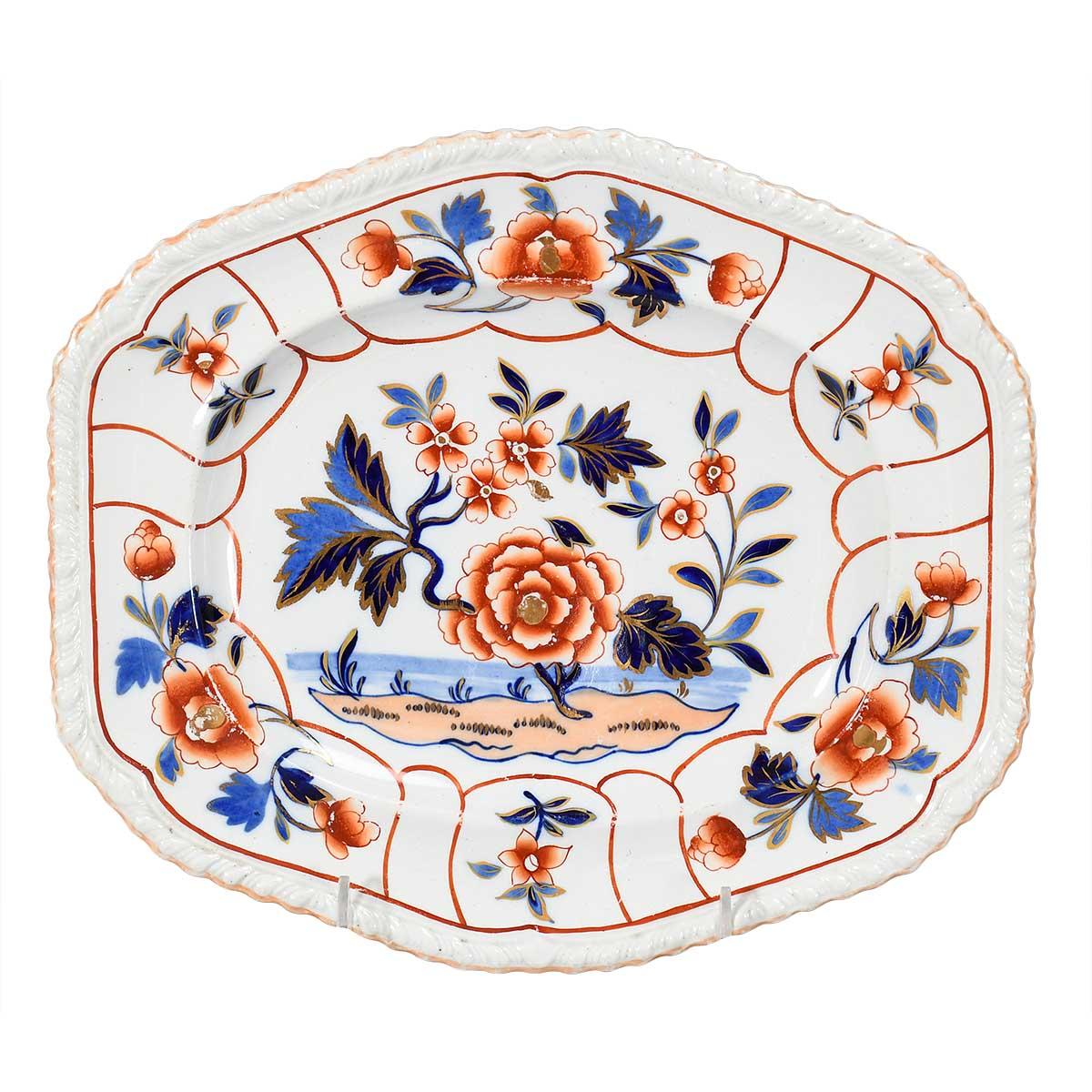 Vajilla grande de John y William Ridgway, Sheldon, Staffordshire. Principalmente en formas hexagonales con bordes estriados. Decorada con un motivo de inspiración Imari. Muy buen estado, sin restaurar. Importante marca de transferencia impresa en